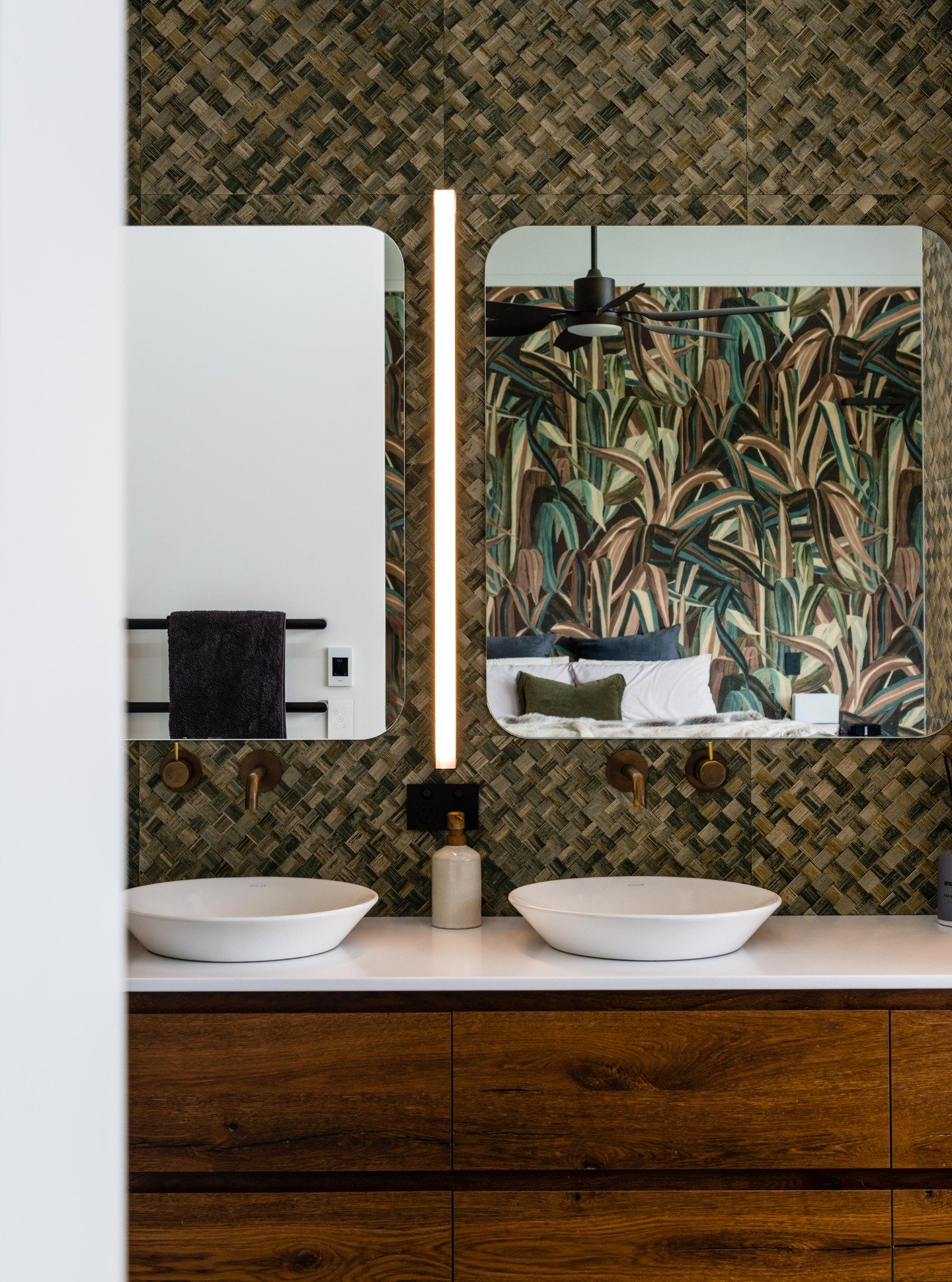 Plymasters Beam Bronze + Corian Glacier White = perfection 🤎

#bathroomdesign #vanity #interiordesign
