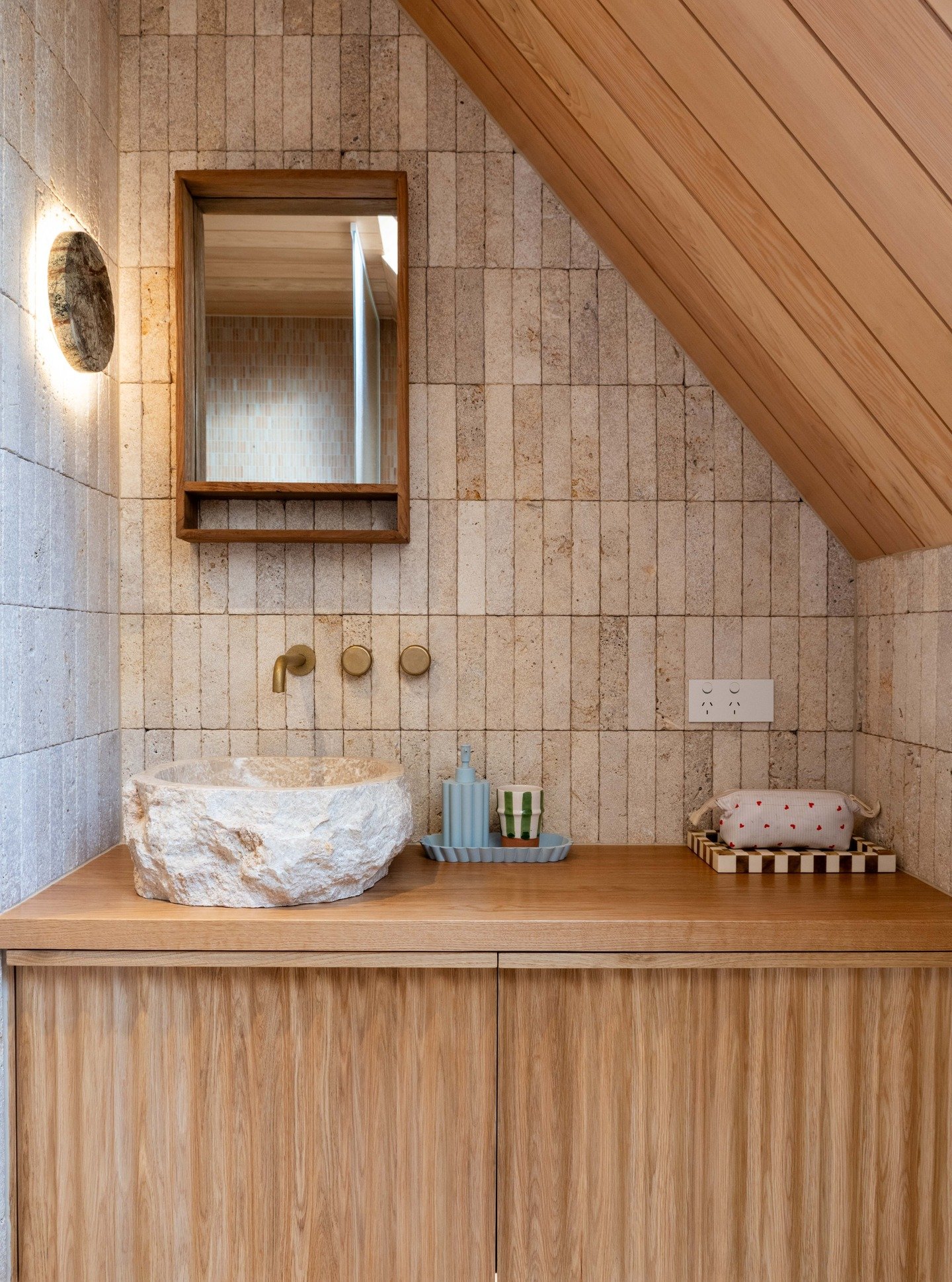 Kicking off the year strong ✨Castle Hill never fails with its warm timber textures. Photo by @kateclaridge_kaleidoscope