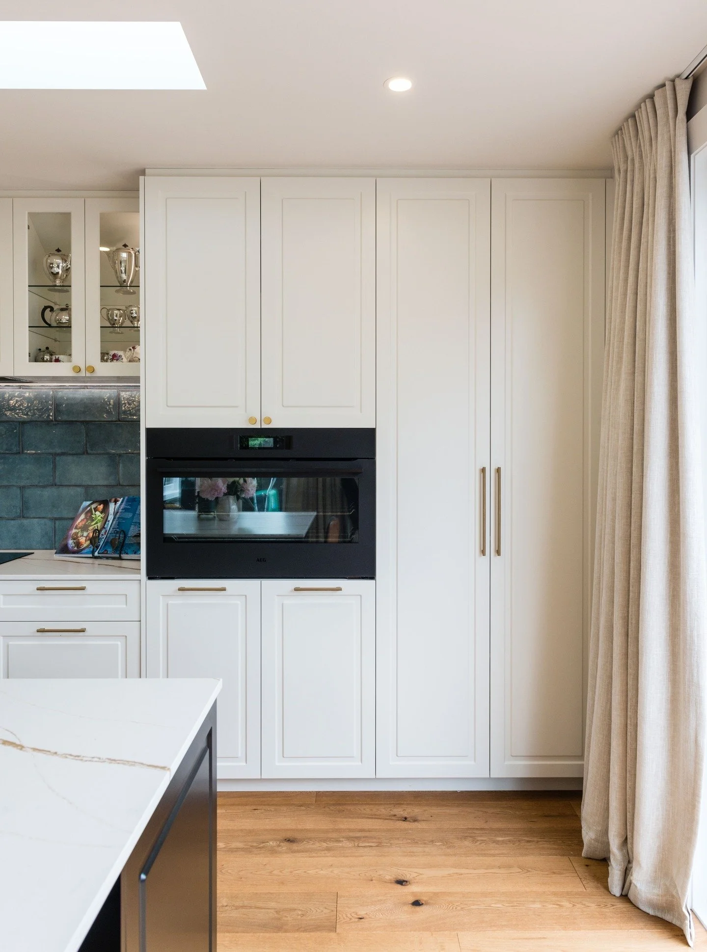 When it&rsquo;s timeless, it just works - classic shaker with a modern feel 🤍 Throwback to this renovation. A balance of traditional detail and modern simplicity.

#kitchendesignnz #kitchen #interiordesign