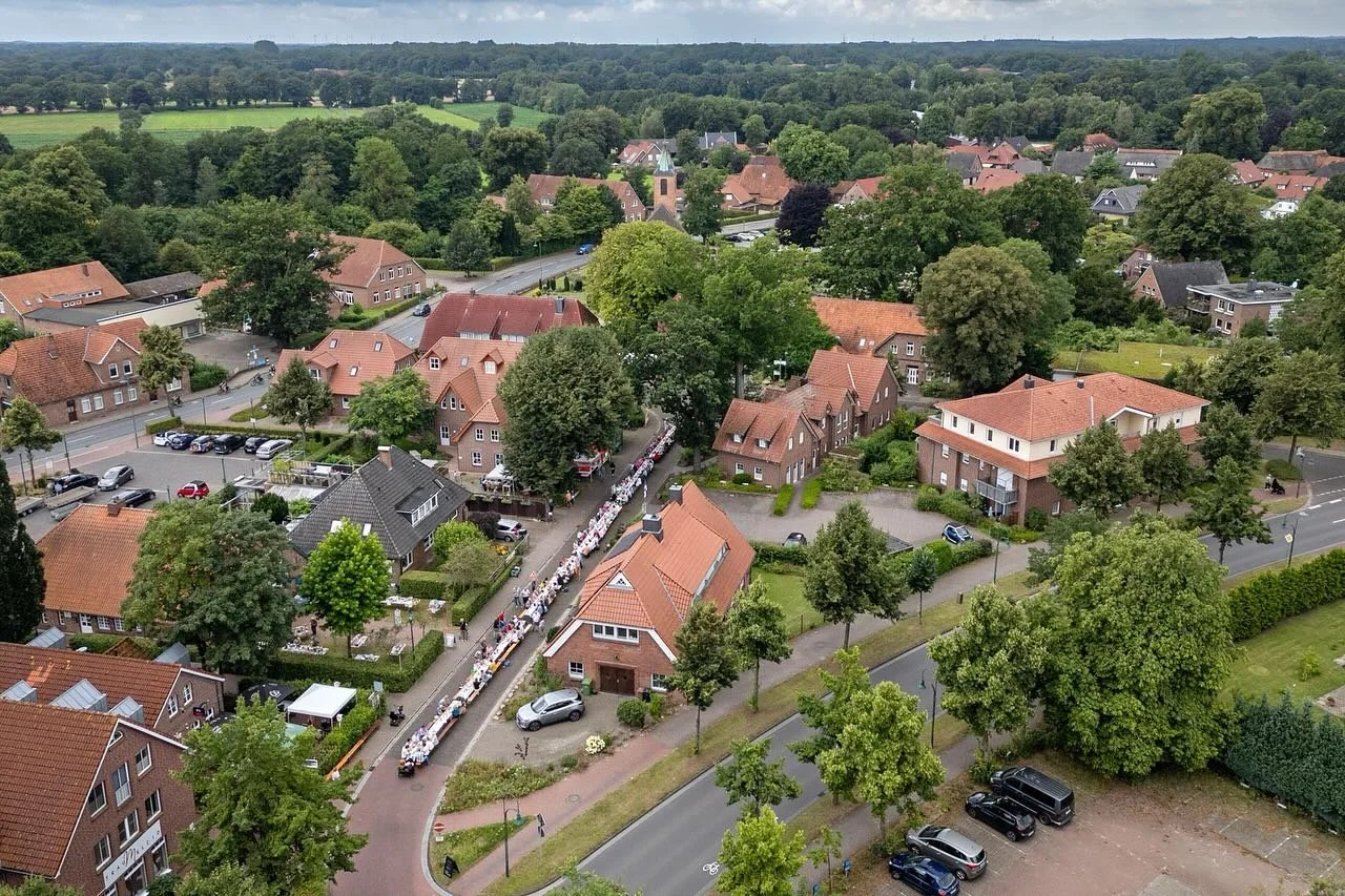 Vielen Dank an den B&uuml;rgerverein Wardenburg f&uuml;r das tolle Fest!
Das B&uuml;rgerfr&uuml;ckst&uuml;ck am Sonntag bei bestem Picknick-Wetter war super! 
Lauter nette Leute und lecker Yummyumm!

Jede Menge Info, Fotos und Video auf meinem Bl