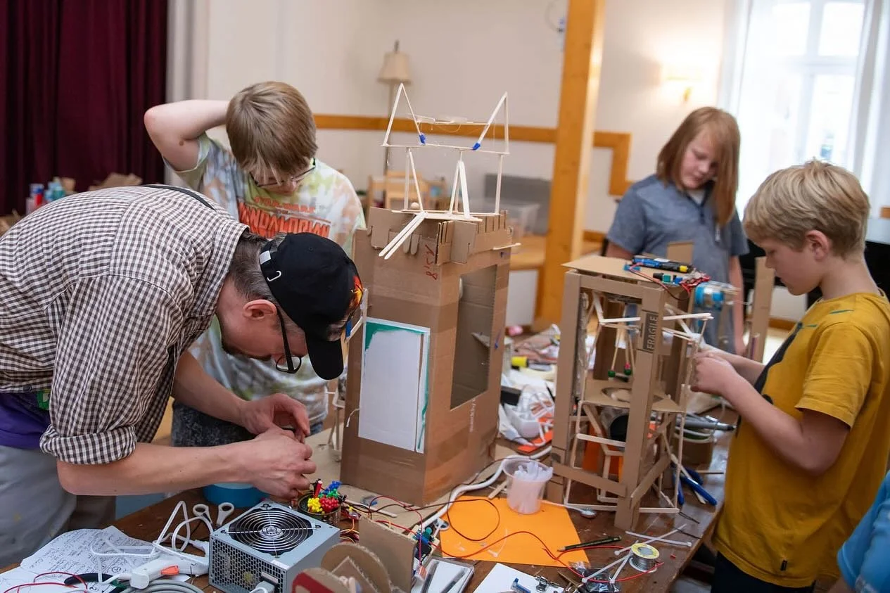 Beim Kulturgasthof Dahms in Littel gab es im Rahmen des Ferienpasses einen total coolen Kunst-Workshop, bei dem ich soooo gerne mitgemacht h&auml;tte. Die Kids konnten aus Pappe und anderen Bastelmaterialen ein motorgesteuertes Maschinen-Orchester ba