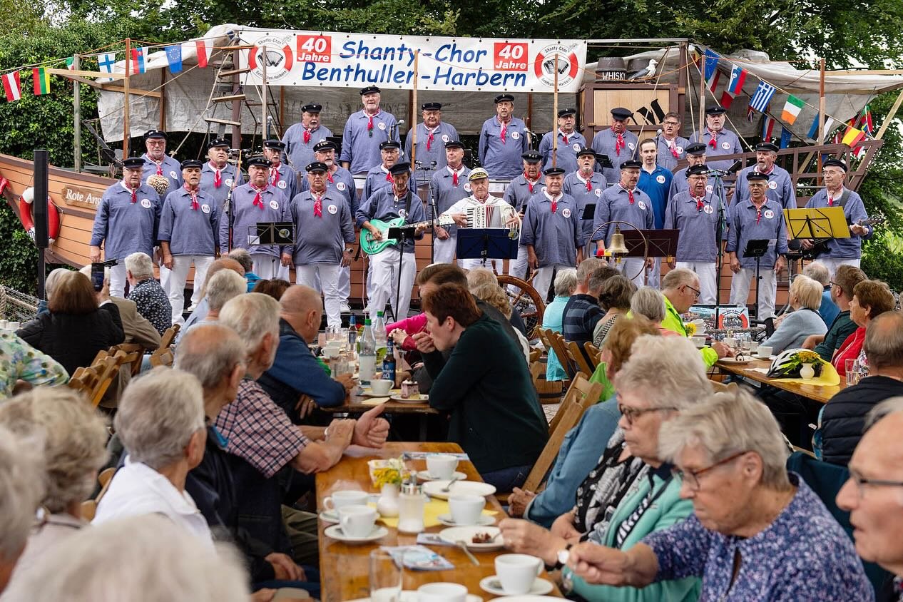 Am Samstag war ich beim 40sten Jubil&auml;um des Shanty-Chors Benthullen-Harbern im Moor-und Bauernmuseum. Wetter war super und nat&uuml;rlich gab es wieder eine unendliche Vielfalt an selbstgebackenen Torten und Kuchen &ndash; YUMM!

Zwischen 400 