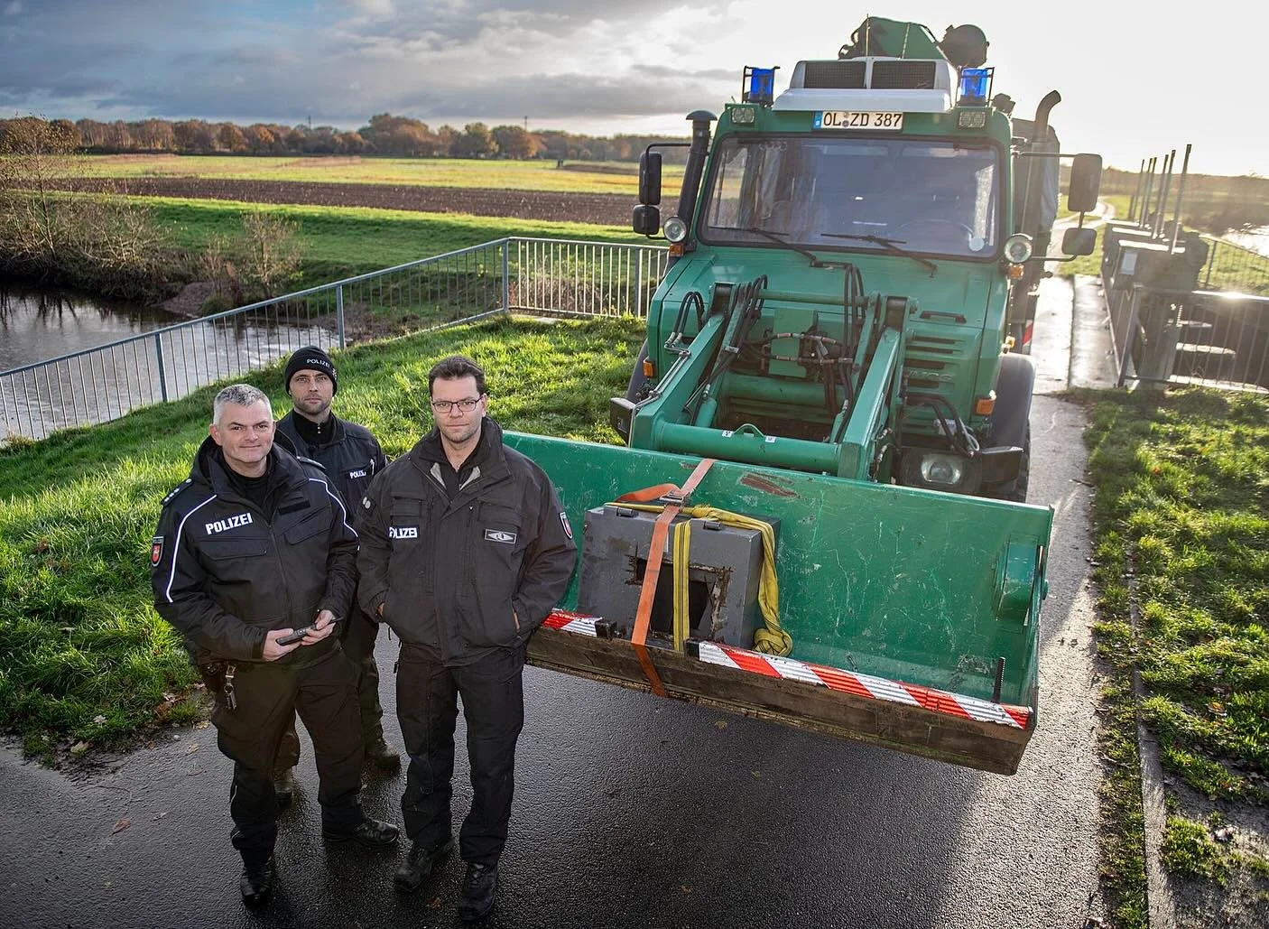 Moin! Heute morgen rief mich meine liebe Freundin Uta vom Landkreiskurier an und bat mich, mal nach Tungeln zu fahren, wo die Polizei gerade einen Tresor aus der Hunte bergen w&uuml;rde. Hoch und hin! 
Kennt jemand diesen Tresor?
Mehr Info morgen i