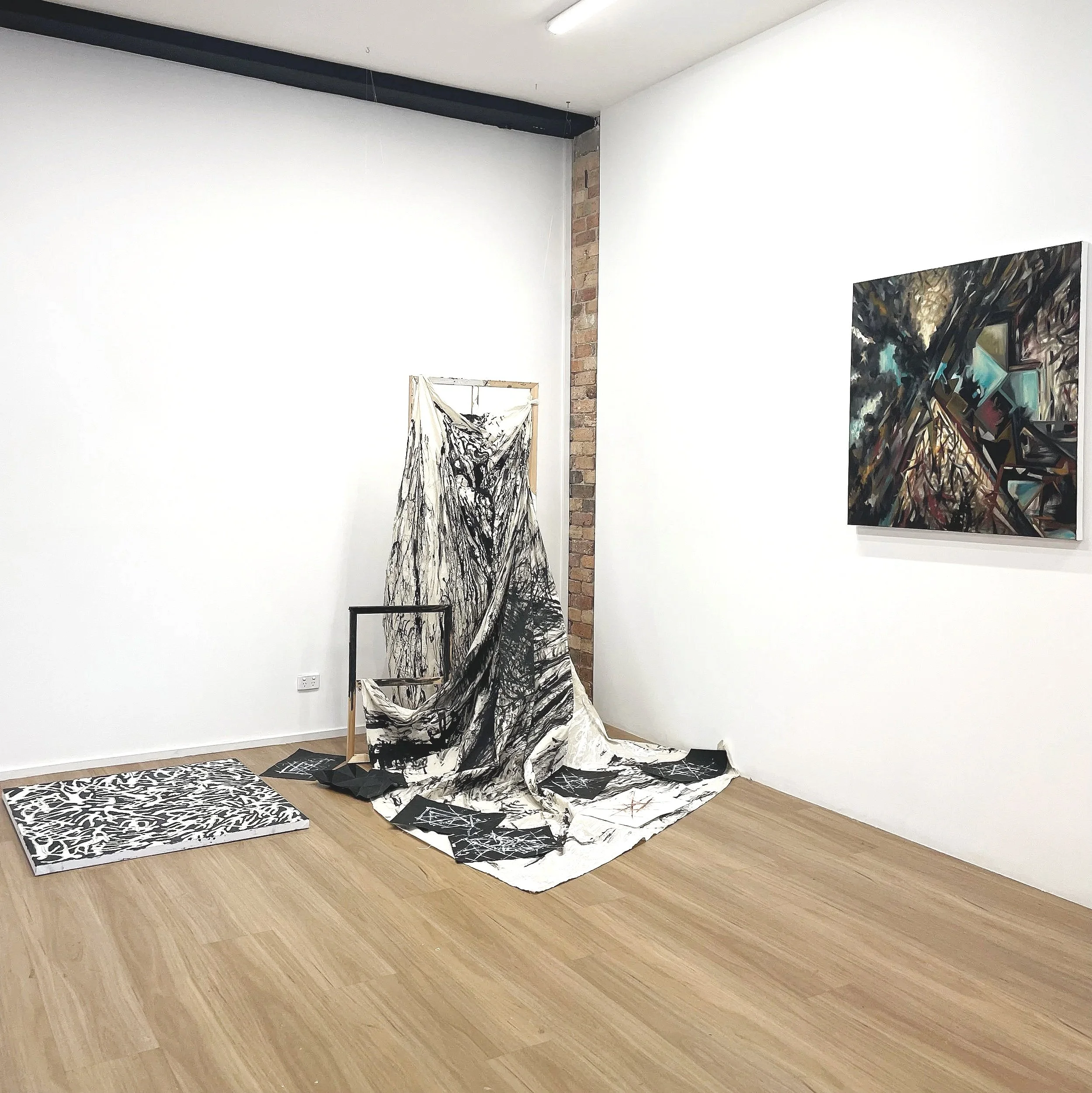 State 08 “Witnessing made material”
Year: 2025–2026
Material: Painting installation, Architectural acrylic paint on calico, exposed stretcher frames, acrylic monoprint studies on A3 papers
Dimensions: 210 x 200 x 165 cm
