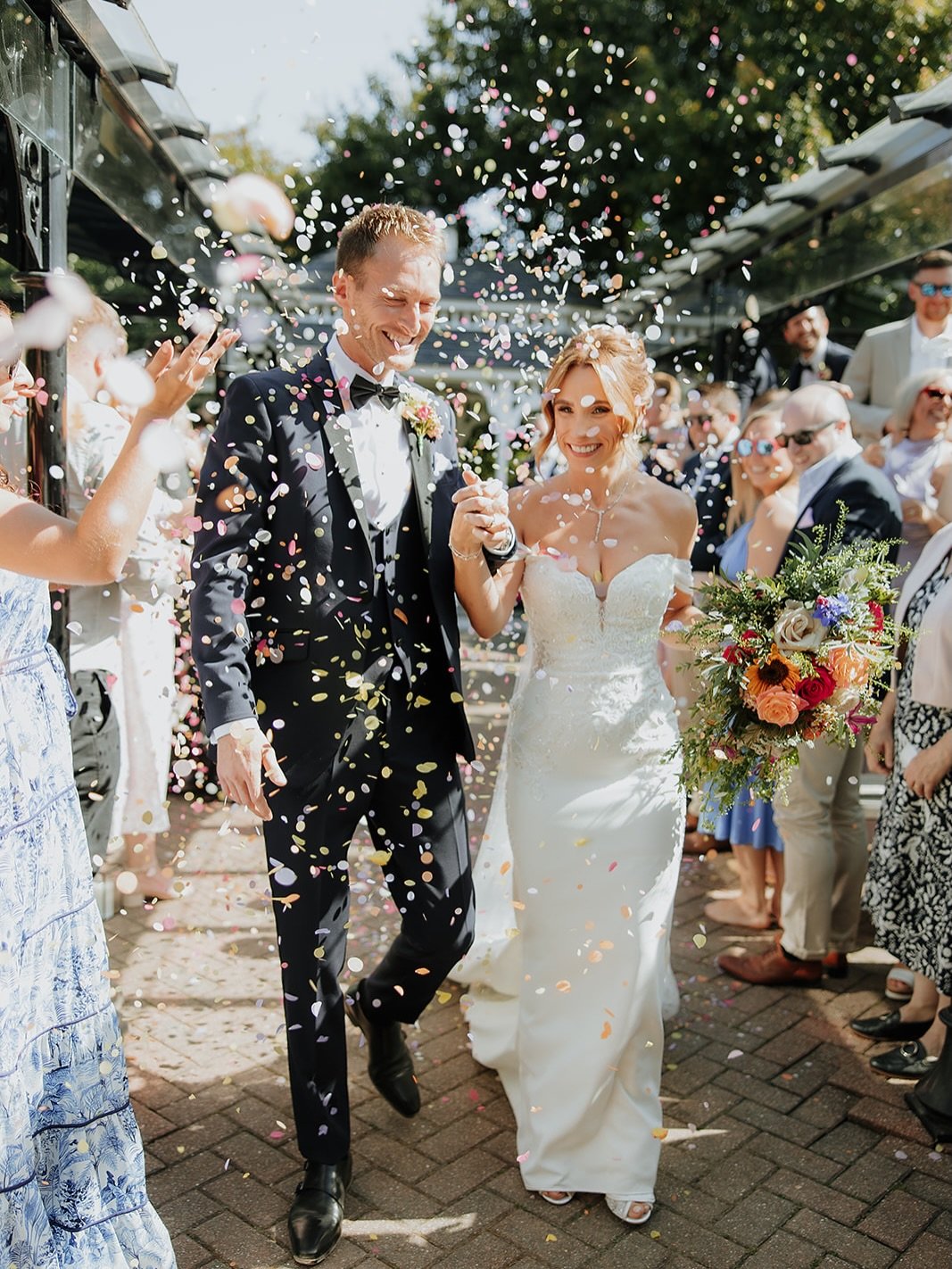 Sunshine, satin &amp; a whole lot of smiles. Alex &amp; Sophie&rsquo;s late Summer wedding, a pure feel-good from start to finish. The kind of day where laughter lingers, colours pop, every moment just feels bright.  
Here&rsquo;s the details 

When?
