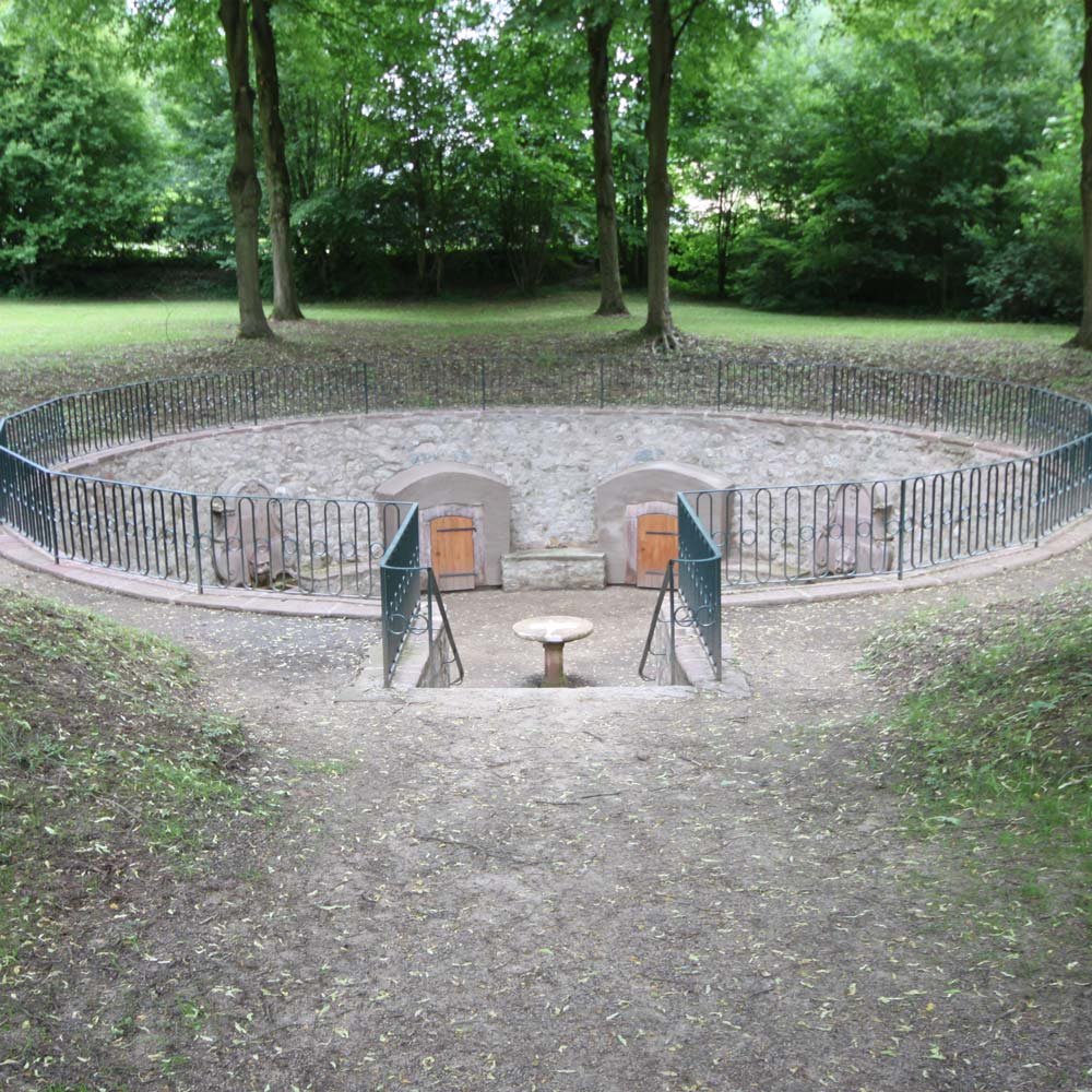  Als erstes wurde der sogenannte Goethebrunnen frei gelegt, dokumentiert und aufwendig denkmalgerecht instand gesetzt. Eine besondere Herausforderung bildete dabei die Wiederherstellung der vielen unterirdischen Wasserläufe im hydraulischen Zusammens