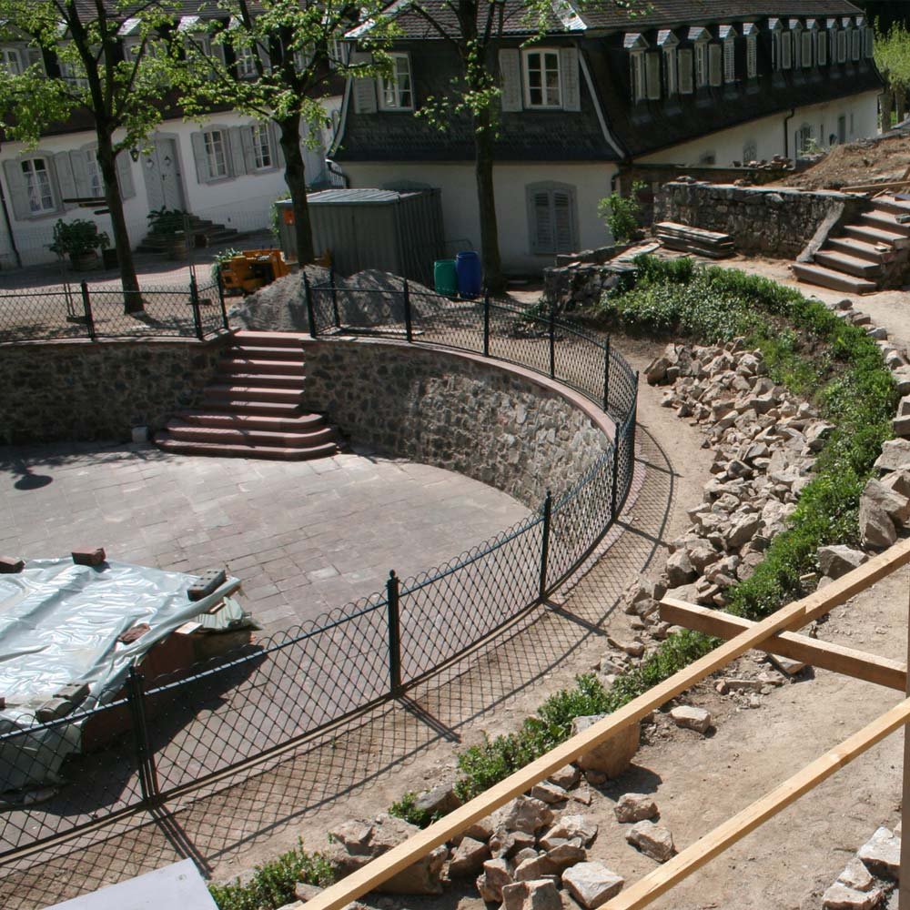  Der Gesundbrunnen bildet das Herzstück des früher für Trinkkuren genutzten Parkbereichs. Die gesamte Anlage mit ringförmigen Mauern, Treppenläufen, Böden und Bänken wurde zusammen mit der ebenfalls geschützten Bepflanzung und Besucherinformation gep