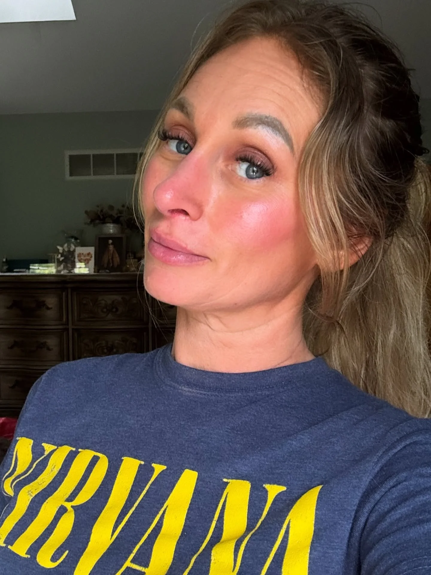 🌸 POV: You thought I vanished into the abyss&hellip; 🌸
Nope. Just out here healing, minding my business, and overthinking literally everything (a hobby at this point). 😂 But I&rsquo;m BACK(ish) and ready to make you look ✨unreasonably good✨.

⚡ Ju