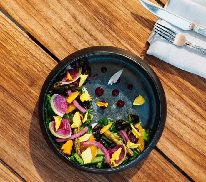 Lunch-Pic-Ambiente-Salad_1.webp