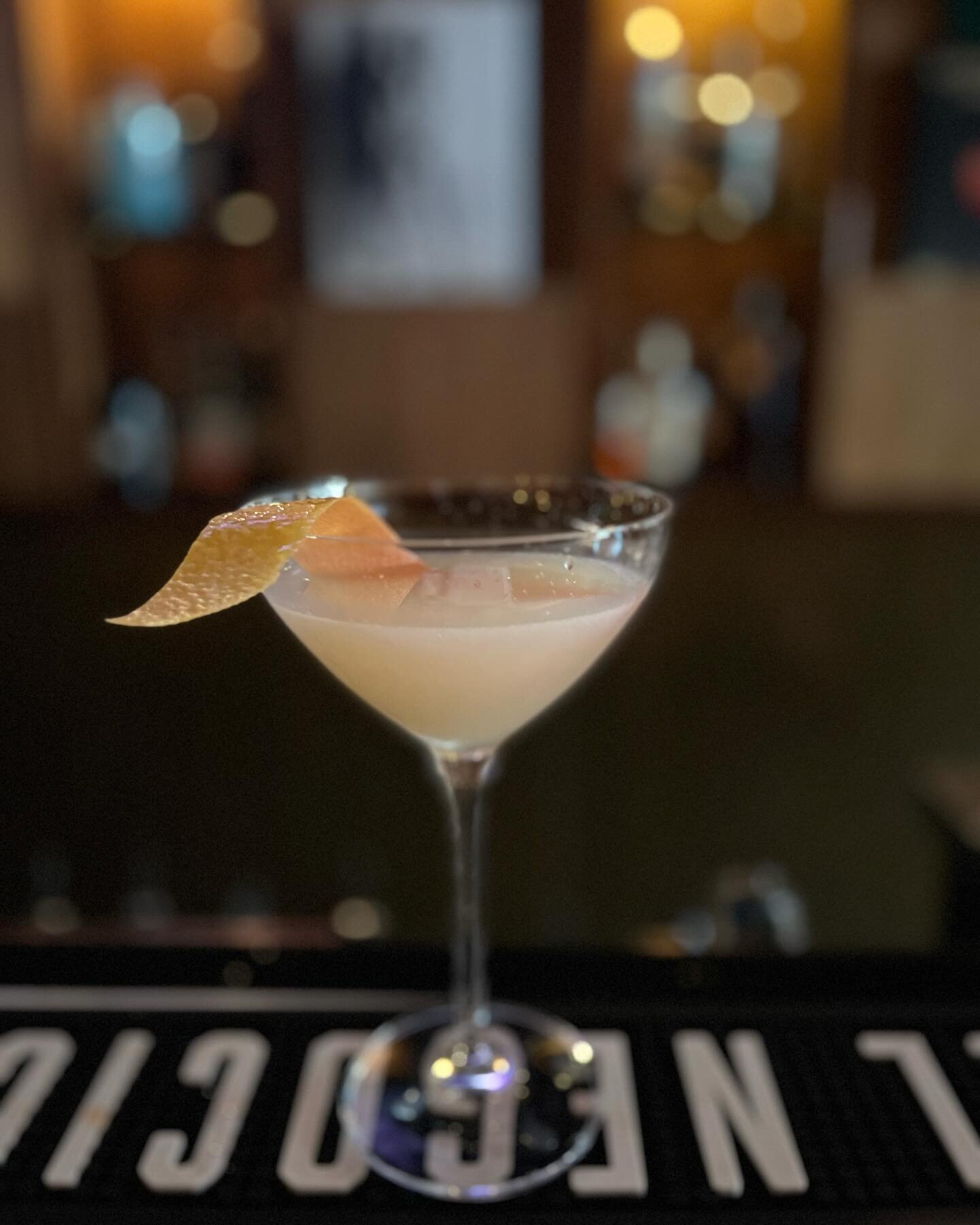 A nutty-creamy, balanced, and botanical classic! 

Come in for an Army &amp; Navy! Featuring house-made orgeat (almond syrup), Fords London Dry Gin, fresh lemon, and Bogart Bitters. 

#manhattanbeach #cocktails #classiccocktails #speakeasy #fun #hous