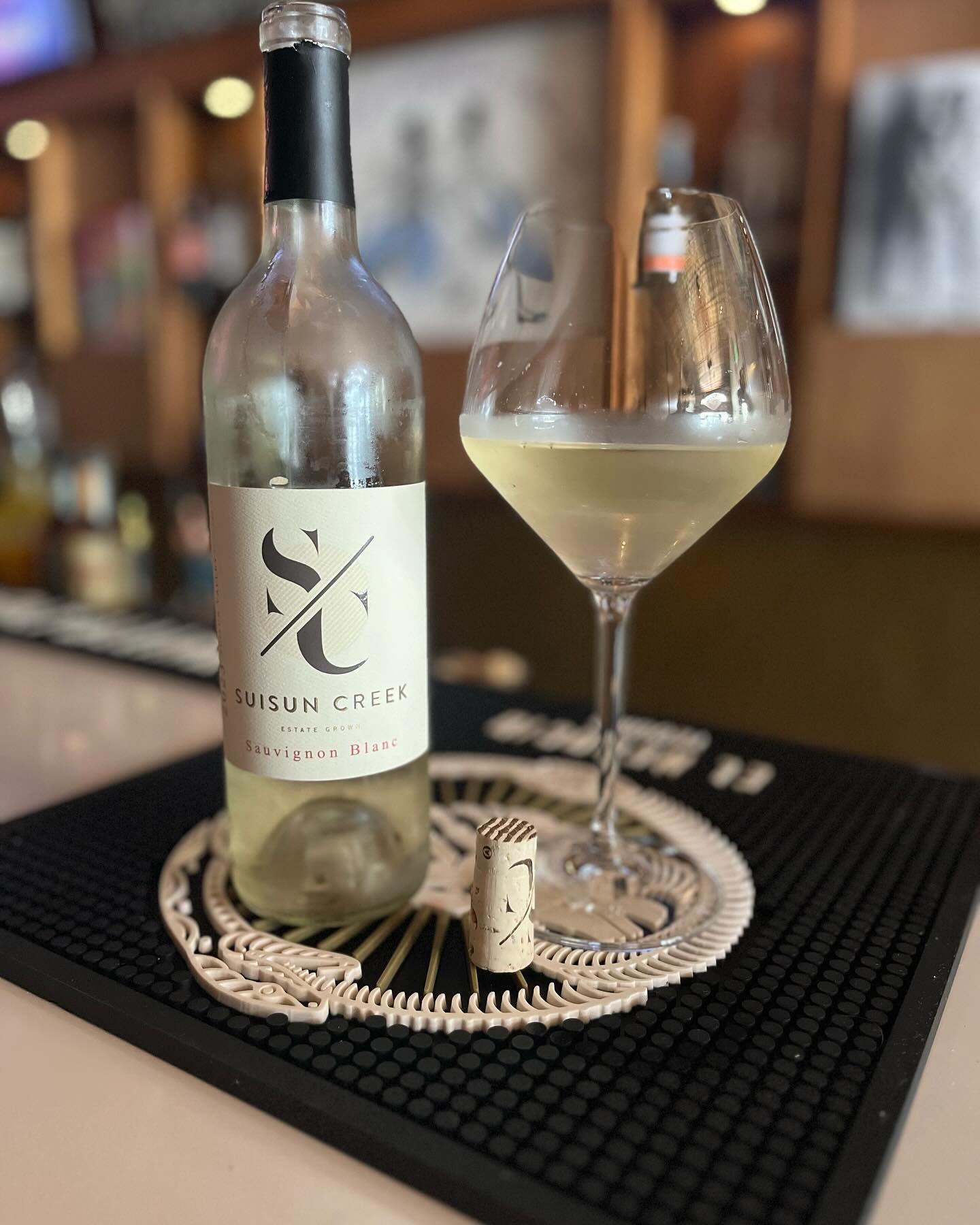 Come by and enjoy a glass of Sauvignon Blanc from Suisun Creek Winery @suisuncreekwinery in Napa Valley.

Winemaker Brian and his wife Katie have deep roots in Napa and Manhattan Beach, respectively. It was a pleasure to learn about their journey and
