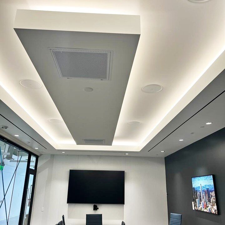 Remarkable work for @gcxworx by our expert team! 💯

@snaptex stretched fabric walls with @carnegiefabrics Xorel and @conwed_ #eurospan stretched fabric ceilings @colliersinternational new conference rooms

#stretchedfabric #acousticfabric #fabricwra