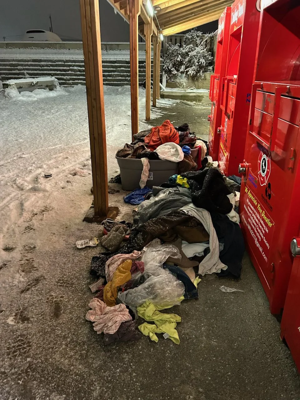 ‼️ PLEASE DON'T DO THIS ‼️

Hey all, starting out the Monday with a friendly request from Raven ReCentre 🙏.

Every Sunday, the one day Raven closes, we are always met with this unfortunate sight as we all come back on Monday 🫣.

The bins are full, 