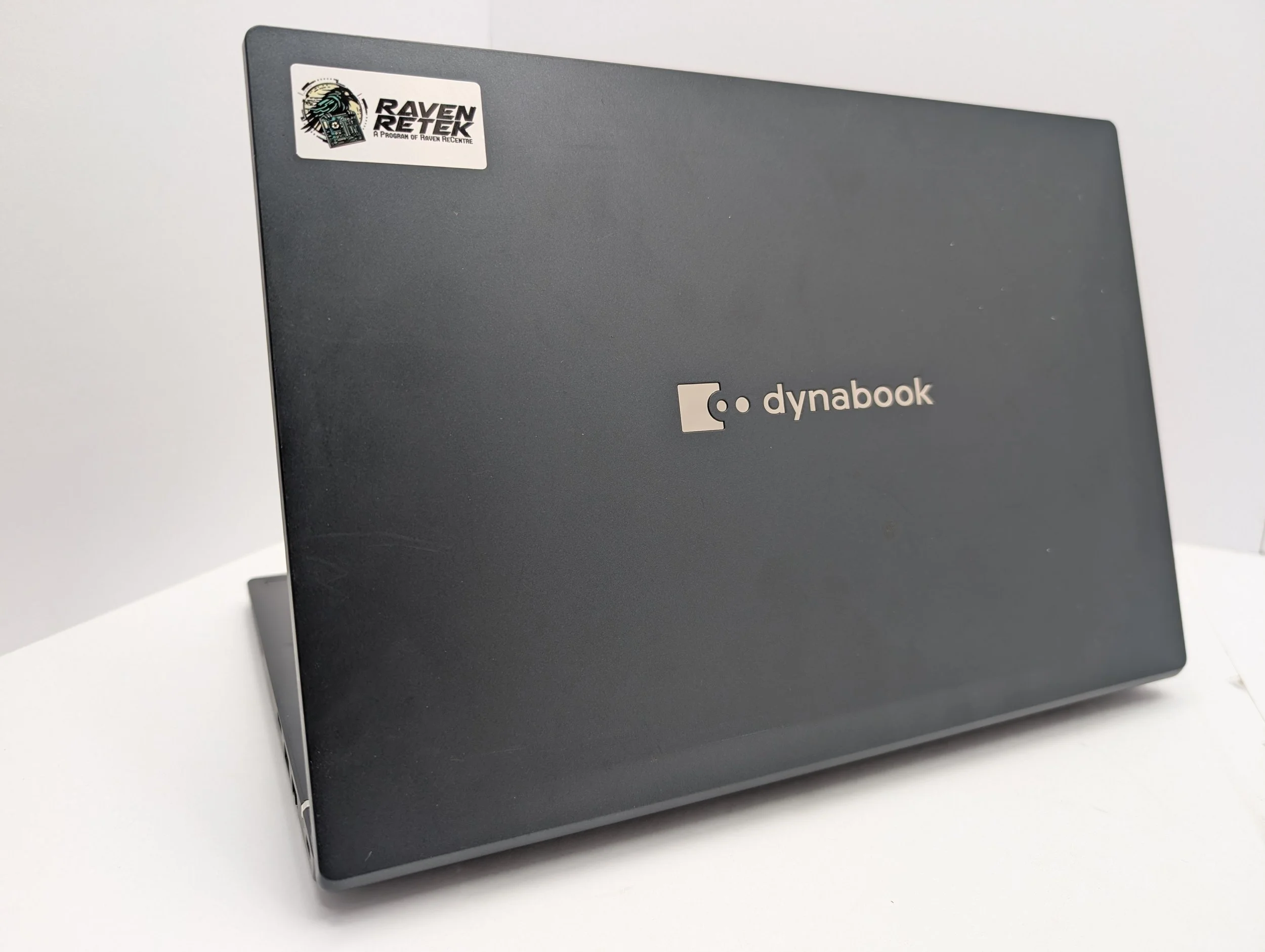 58Dynabook Tecra A40-J - Back.jpg