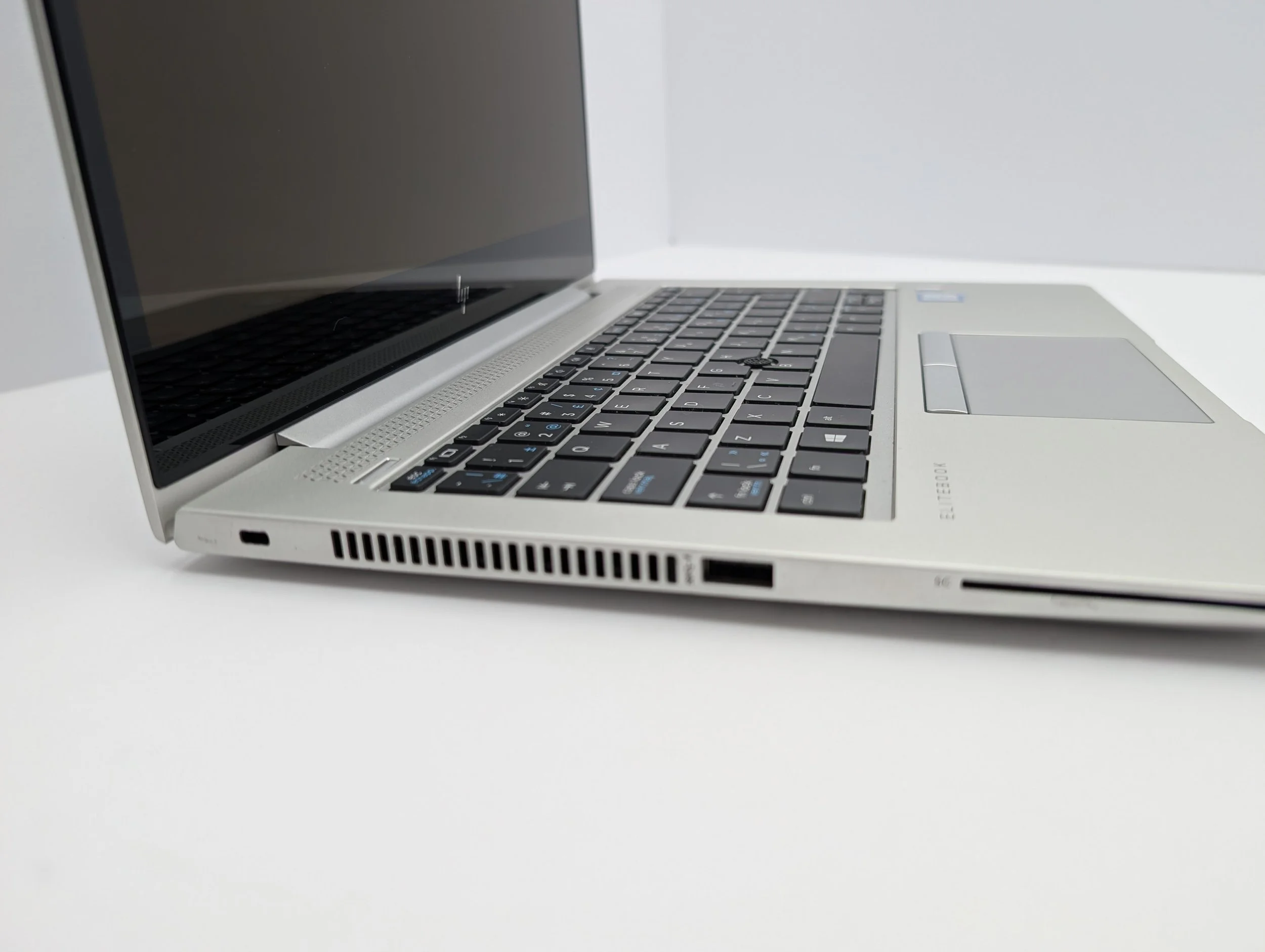 62HP Elitebook 830 G5 - Left.jpg