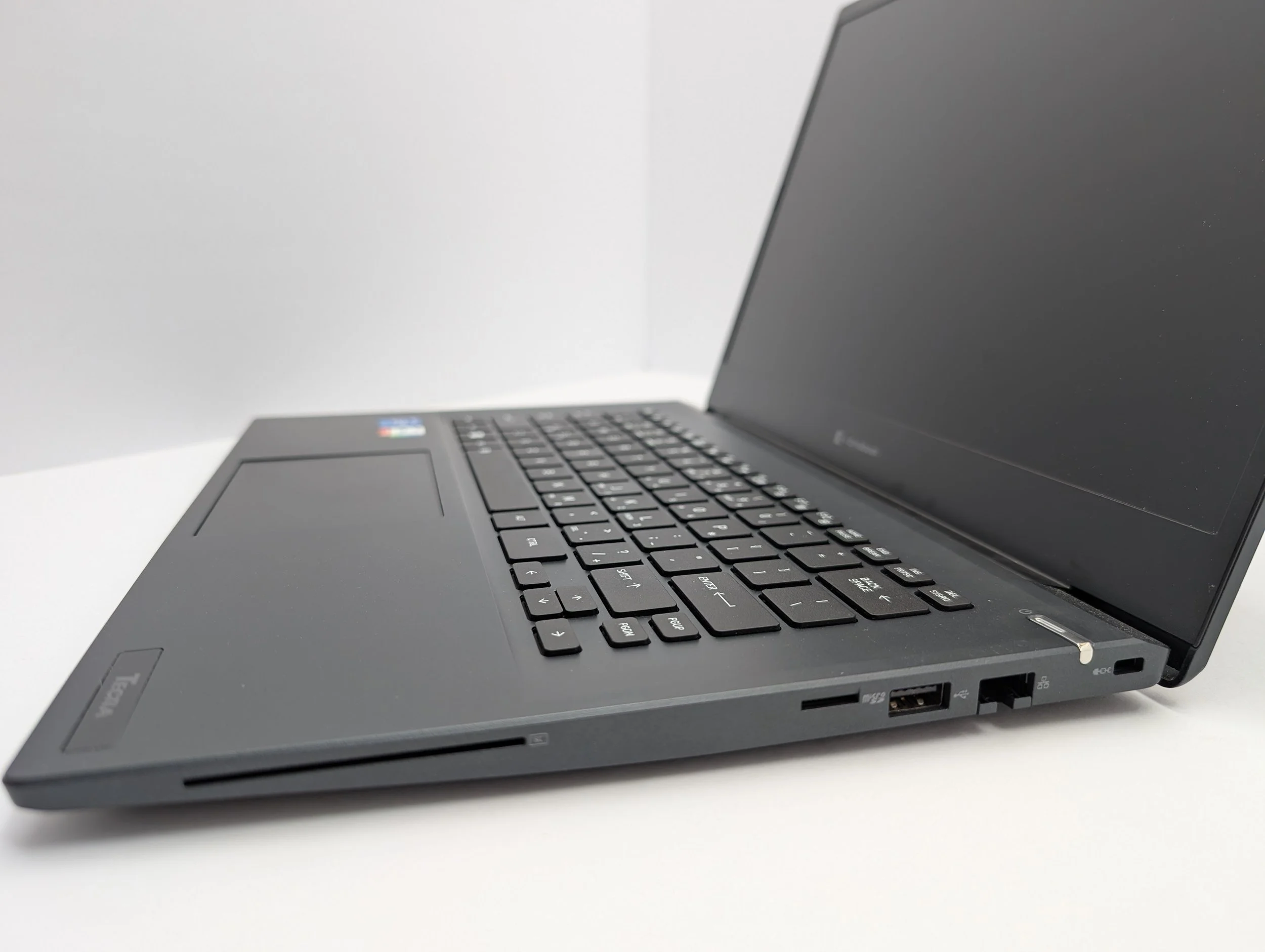 57Dynabook Tecra A40-J - Right.jpg