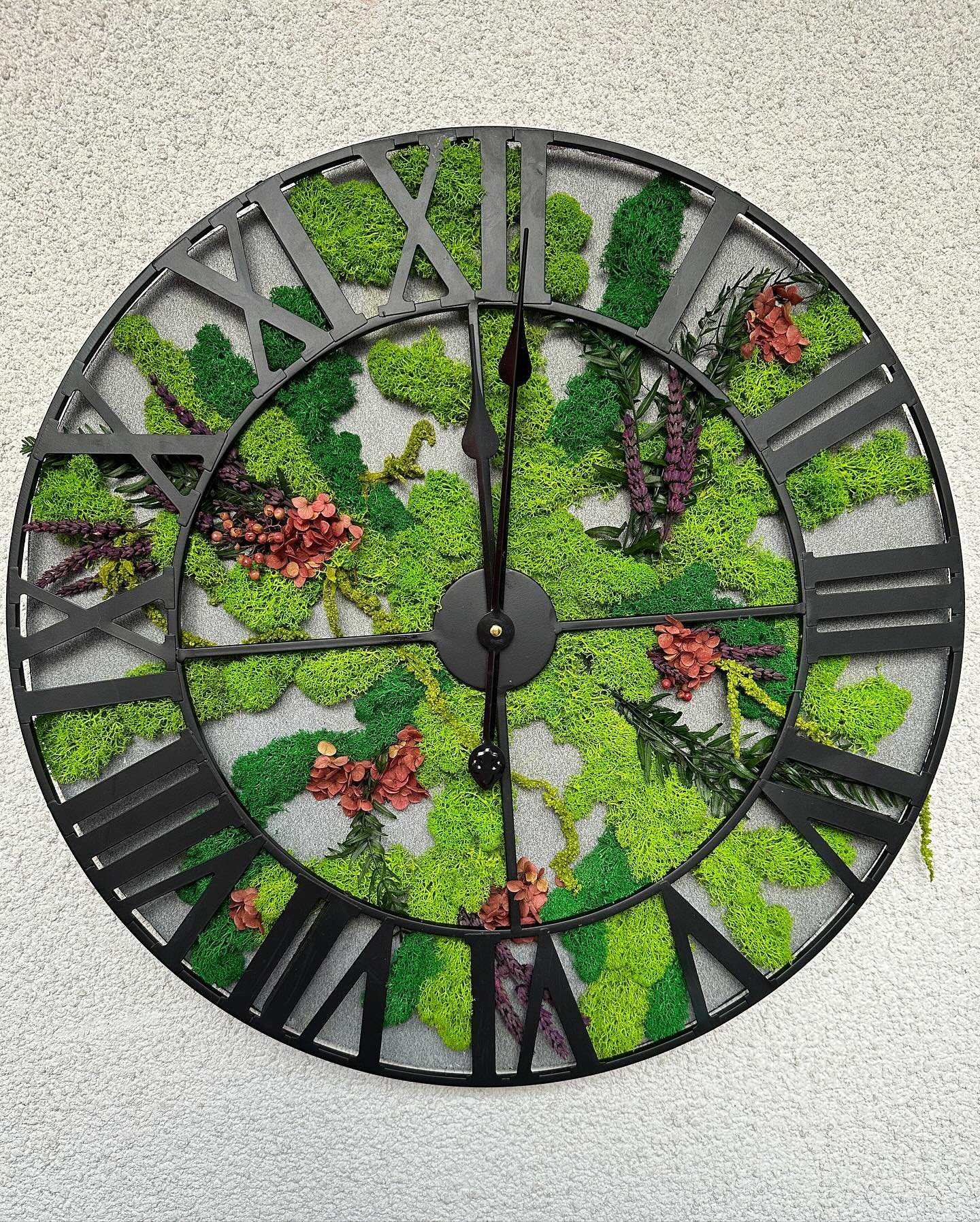 Hai gi&agrave; scelto il tuo orologio? 

Parola d&rsquo;ordine: UNICIT&Agrave; 

Orologi artigianali, decorati con muschi e fiori stabilizzati. 
Un gioiello appeso alla tua parete 💚