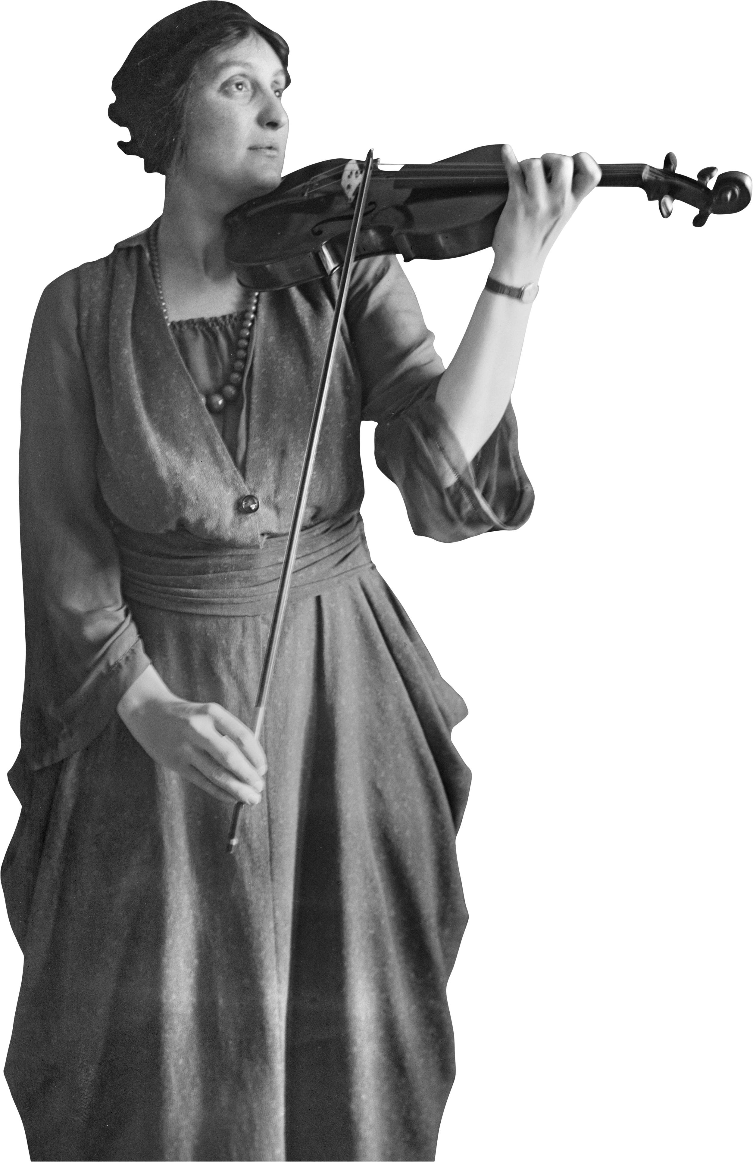 Mujer vestida con vestido largo y collar, tocando un violín.