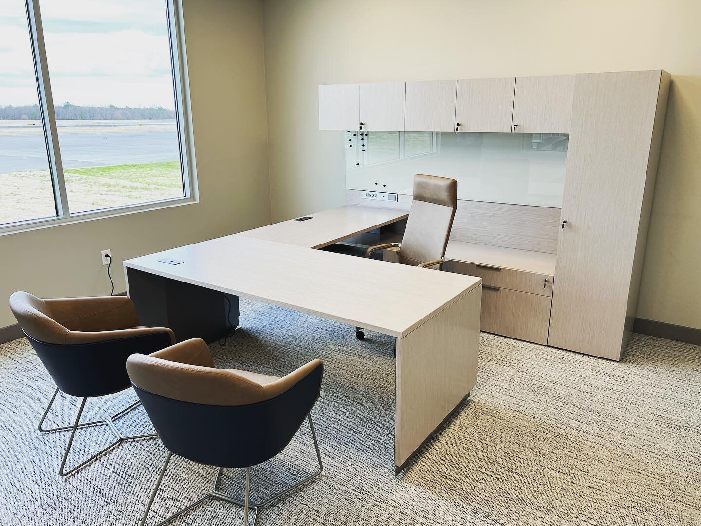 Beautiful @teknion Expansion height adjustable private office in the Flintwood Drift Oak finish 😍🔥