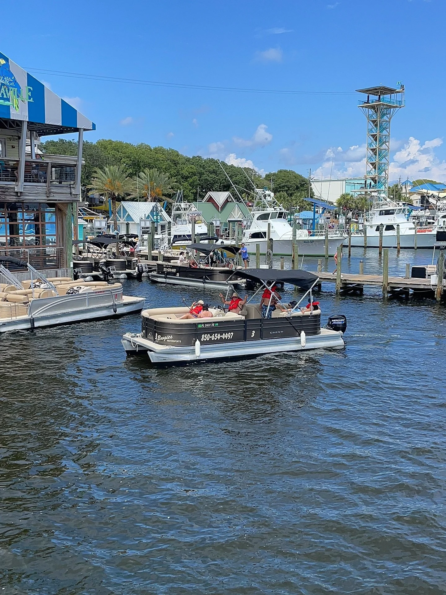 😎🤙🏻🌊 That moment when you leave @HWVDestin’s docks and head off for the water adventure of a lifetime!
‼️🚤 Not only are our pontoon boats spacious enough to fit all your friends and family, but we also have plenty available, so no adventu