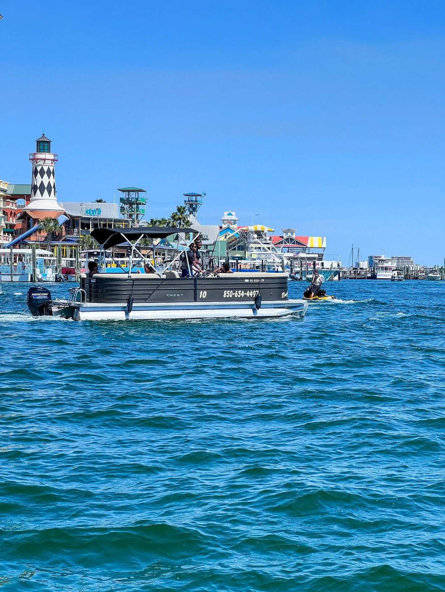🚤🦀🏝️ When December decides to show off, renting a pontoon feels like the only correct answer.

🚤⚓💦 And that&rsquo;s exactly why Boogies is here &mdash; offering pontoon rentals daily through year&rsquo;s end (minus Christmas Eve &amp; Christmas 