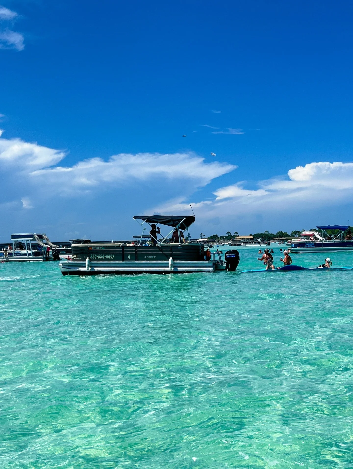 🤔🗓️⁉️ Guess what time it is&hellip; #SpringBreak2026 is calling!

🚤🚤🚤 Our pontoon boats are almost ready to be first in line to take you to @Crab_Island &mdash; and as the closest boat rental in Destin Harbor, we make getting there quick and eas