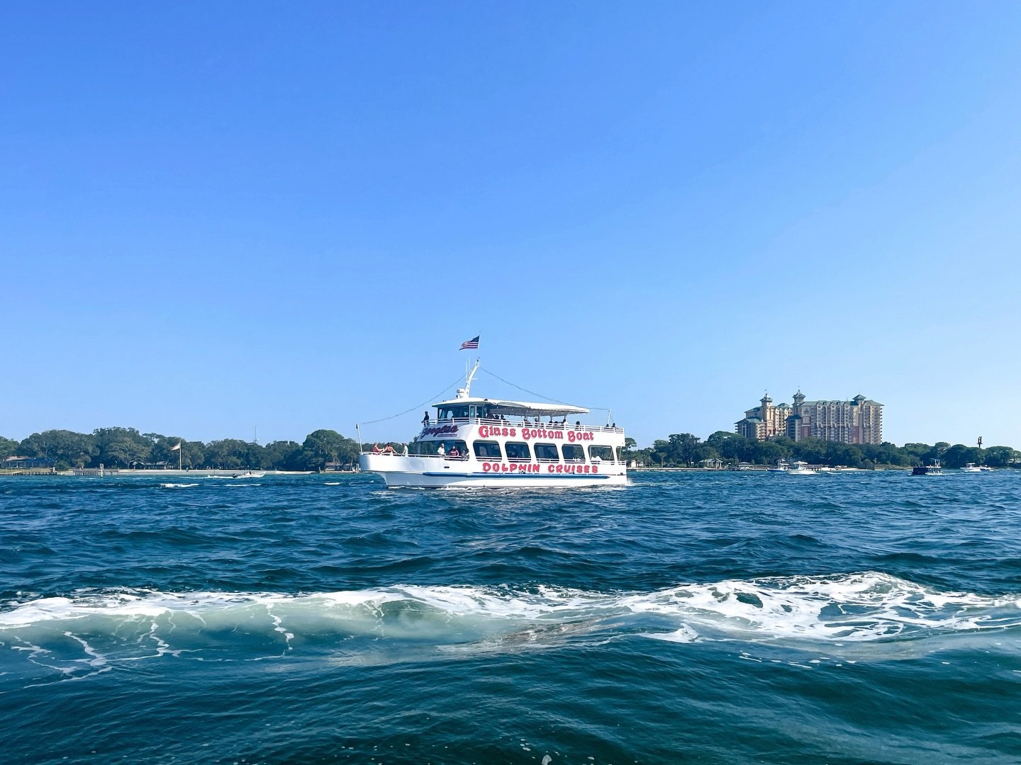 😩😫😪 We know the wait for the Boogies Glass Bottom Boat has been a tough one so we figured we&rsquo;d make it even more worth it&hellip;

🤔🚢 Can you guess how many people it can hold hold? The first one to guess correctly in the comments will unl