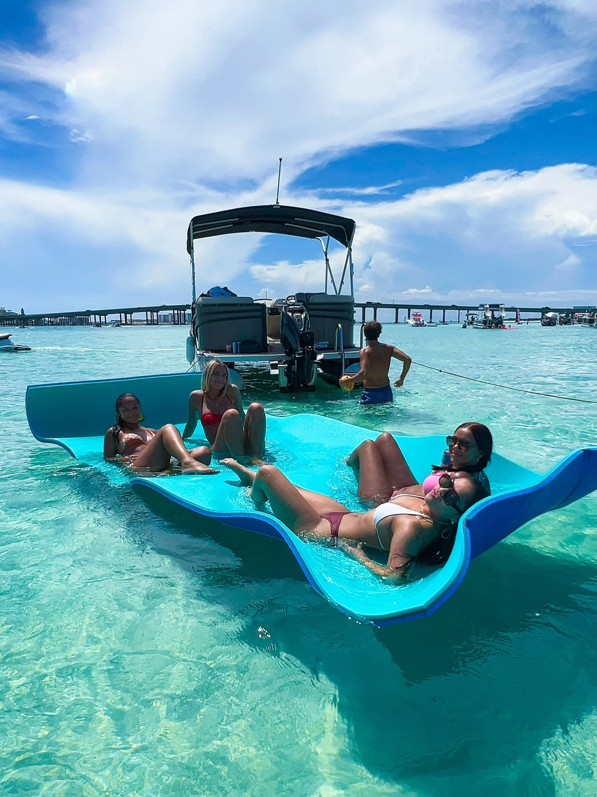 🚤🛟💦 Roll out the lily pad and suddenly&hellip;

😎🤙🏻🌊 Everyone knows exactly where to be 💦

📍🦀🏝️ @Crab_Island

📍 Find us @HWVDestin

🌐 Book Online: link in bio
📞 Call to Book: (850) 654-4497
📩 DM us for more info

#BoogiesWatersports #D