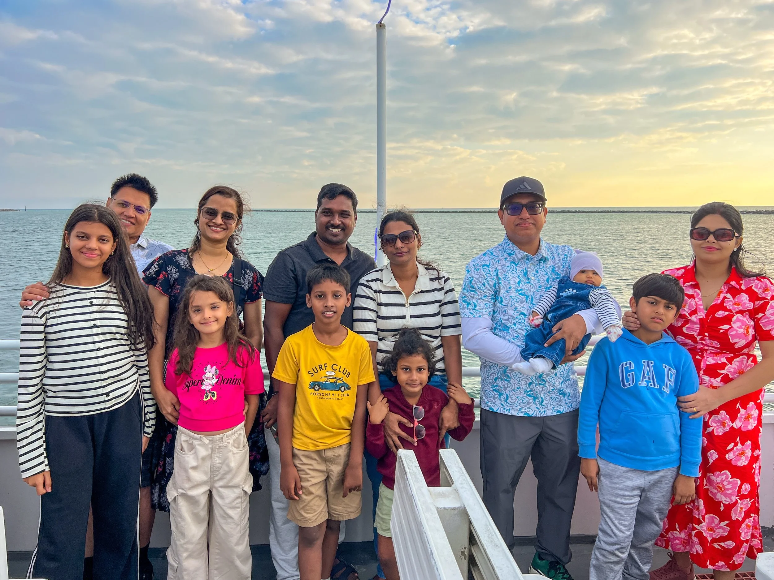 👨&zwj;👩&zwj;👧&zwj;👦 Having family coming into town?!

🤔 Then comes the big question: What are we going to do that EVERYONE will actually enjoy?!

‼️ We might have an answer.

🐬 Dolphins for the kids.
🌅 A beautiful Destin sunset for the grown-u