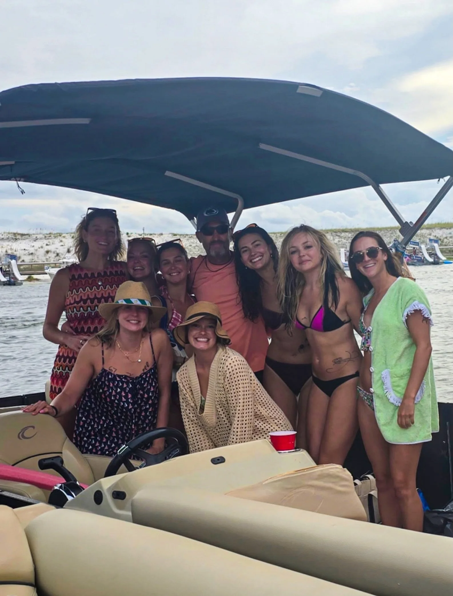 🚤 Pontoon rental: FUN.

🚤👨&zwj;✈️🆙 Pontoon rental + captain: NOW we&rsquo;re talking.

👉🏻 Having a captain along means you can spend less time worrying about the boat and more time enjoying the reason you rented one in the first place &mdash; h