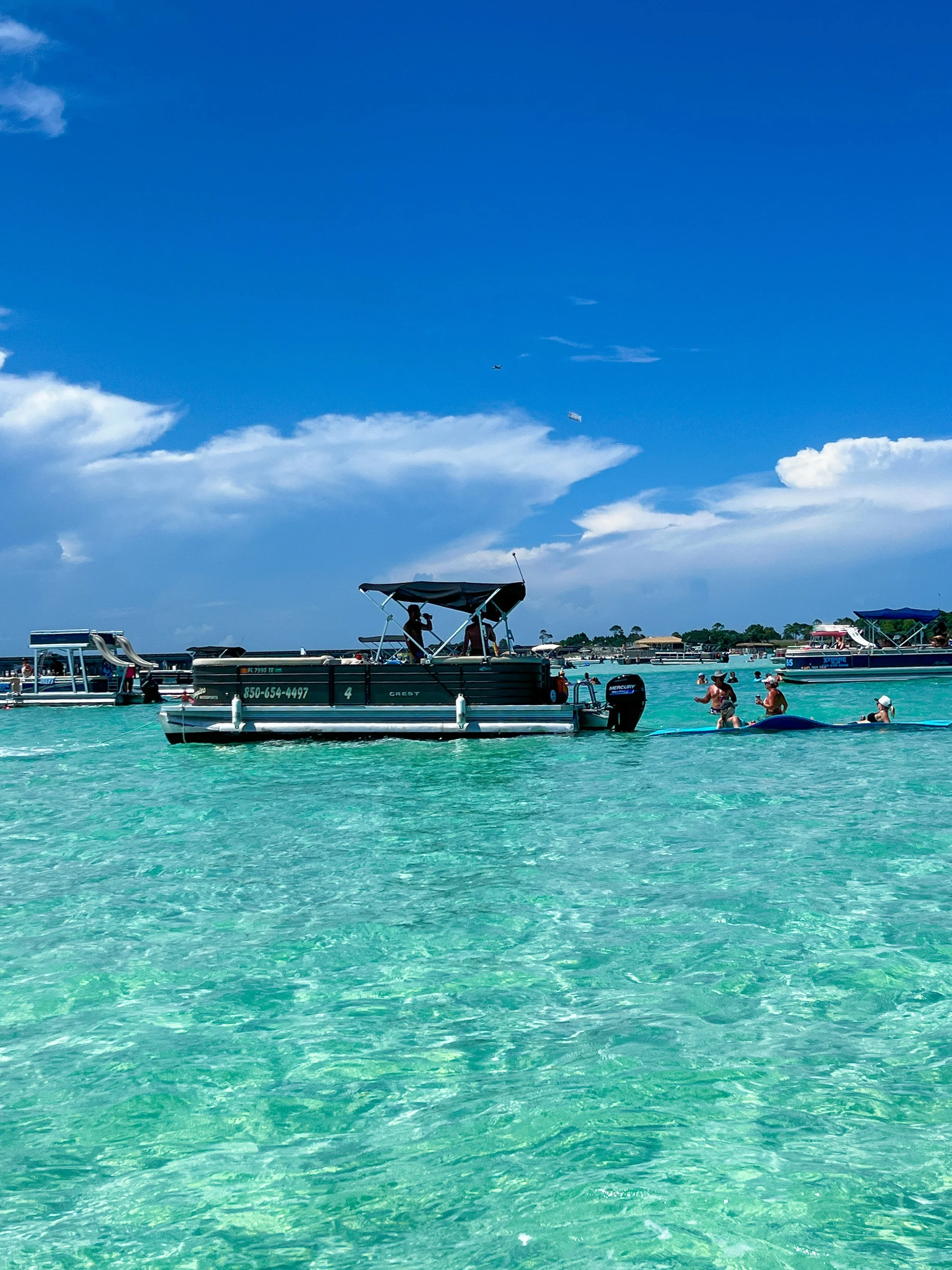🎬🚤💦 Pontooning is really just the beginning&hellip;

🚤 + 🏝️ + 🛟 + ☀️ = one VERY good day.

🚤🦀🏝️ A Boogies pontoon gets you to Crab Island, but what happens once you get there is completely up to your crew.

🤩 Lily Pad lounging? Absolutely!
