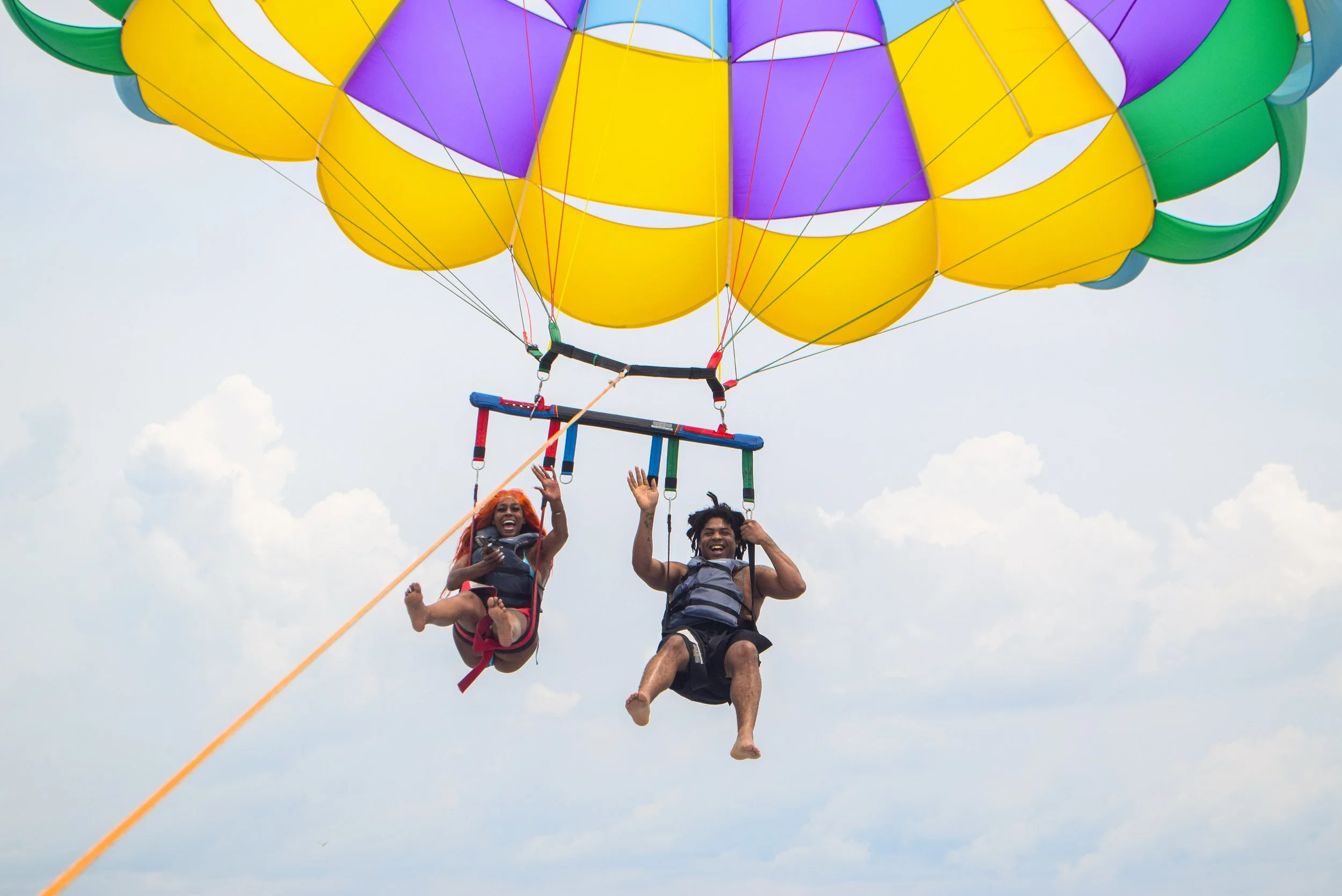🪂👋🌎 Hello, world... from 400 feet above the water!

🎞️ Some vacation moments make it into the camera roll.

💭 Others make it straight into the core memory collection.

😎🤙🏻🌊 This one&rsquo;s definitely the latter.

📍 Find us @HWVDestin

🌐 B