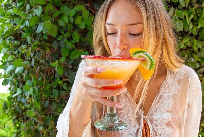Food photography isn't just about the food. We incorporate models into our shoots to set the scene, to make a margarita more than a drink. It becomes an experience. 🍹

Photography for @pepperscocinamex 

#ethosstudios #foodphotogrphy #restaurantmark
