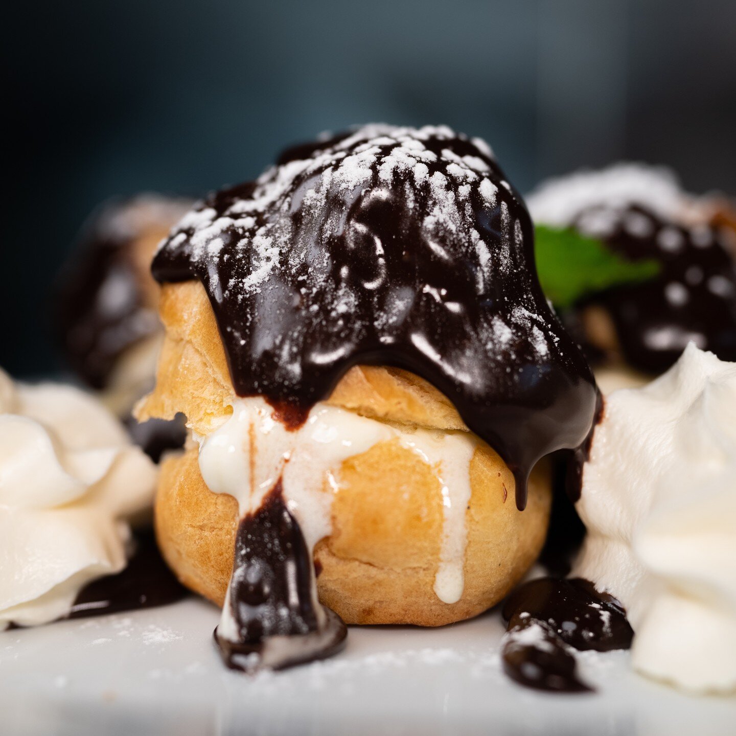 Se d&eacute;lecter de D&eacute;lices Divins!

Admirez ces divins Profiteroles ! 
 Ces petites bouch&eacute;es de bonheur sont un v&eacute;ritable chef-d'&oelig;uvre de la p&acirc;tisserie italienne. Des coques l&eacute;g&egrave;res et a&eacute;rienne