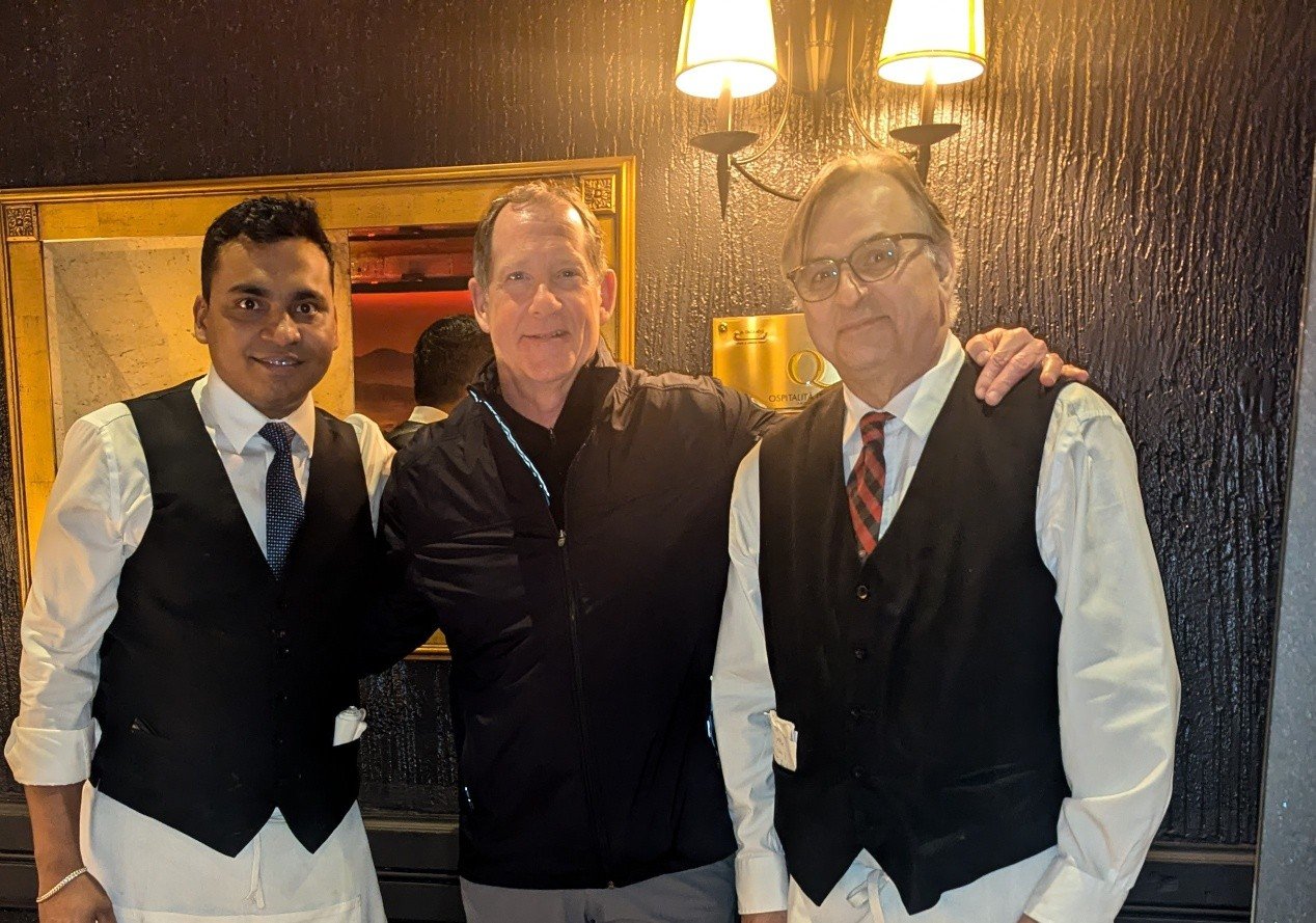 🌟 Nous avons eu l'honneur d'accueillir la l&eacute;gende de la NHL, Phil Housley, aujourd'hui ! 🏒💙

Merci, Phil, d'&ecirc;tre pass&eacute; et de montrer ton soutien ! Reviens quand tu veux ! 🙌✨ #RestaurantBis #PhilHousley #NYRangers #NHL

 #Bonne
