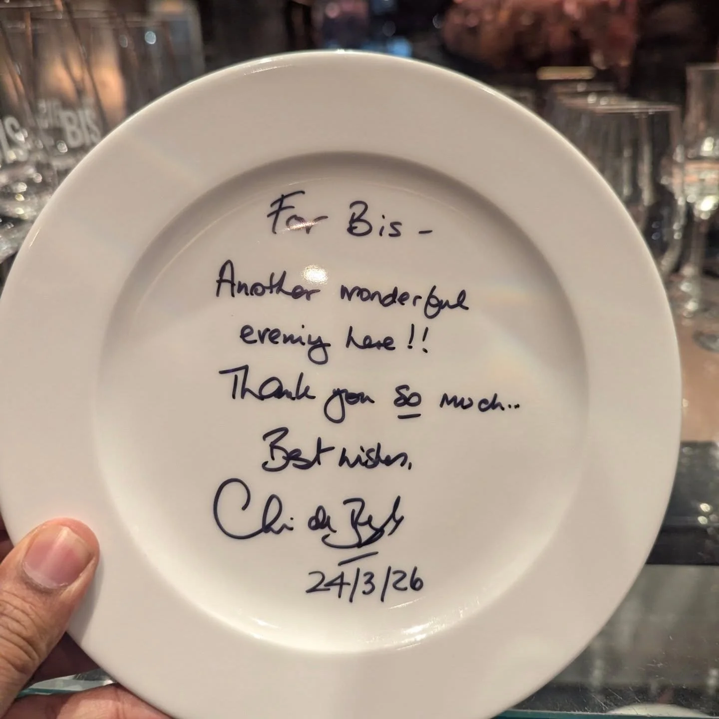 ✨ Hier soir &eacute;tait inoubliable ! Chris de Burgh a &eacute;t&eacute; avec nous chez Bis. 🎶🥂 Voici &agrave; des moments inattendus qui rendent la vie sp&eacute;ciale ! 🌟

✨ Last night was unforgettable! Chris de Burgh graced us with his presen
