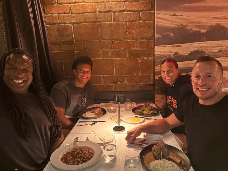 Quand les plus grands du sport passent &agrave; table &agrave; Montr&eacute;al! 🏒🥊

Georges Laraque et Georges St-Pierre ont illumin&eacute; notre soir&eacute;e avec leur &eacute;nergie, leur bonne humeur et leur passion. Une rencontre unique entre
