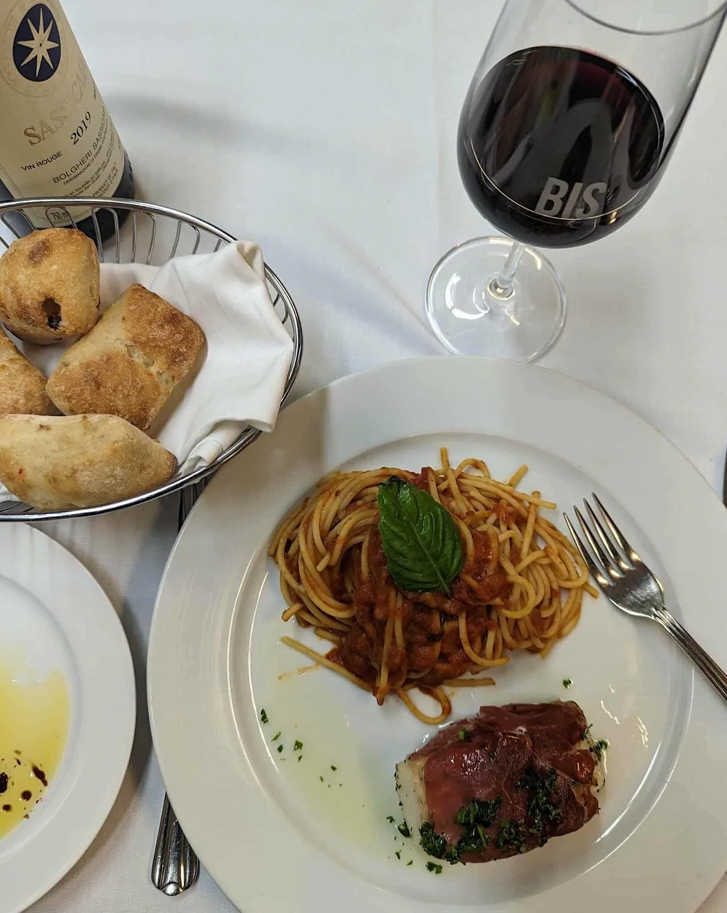 Devine quelle heure il est&hellip; 🍝🍷

&hellip; c&rsquo;est l&rsquo;heure des p&acirc;tes chez Bis!

-

Guess what time it is&hellip; 🍝🍷

&hellip; it&rsquo;s pasta o&rsquo;clock at Bis!

#BisMoments #bisrestaurant #mtlblog #mtleats #mtlfinedining
