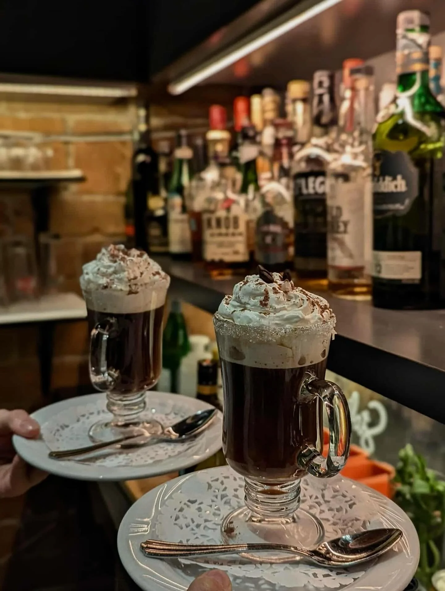 Les lundis r&eacute;clament un petit plaisir sucr&eacute; pour commencer la semaine en beaut&eacute;, quel est le v&ocirc;tre?☕️🍫

-

Mondays call for a sweet treat to start the week off right, what&rsquo;s yours? ☕️🍫

#BisMoments #bisrestaurant #m