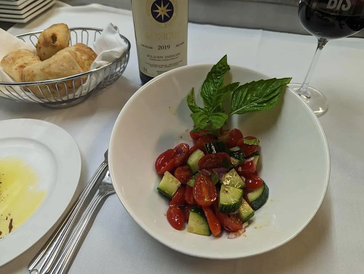 Des tomates &agrave; volont&eacute;, du pain croustillant, et un verre de rouge&hellip; que demander de plus en cette journ&eacute;e d&rsquo;&eacute;t&eacute;? ☀️🍷🍅

- 

Endless tomatoes, crispy bread, and a glass of red&hellip; what more could you