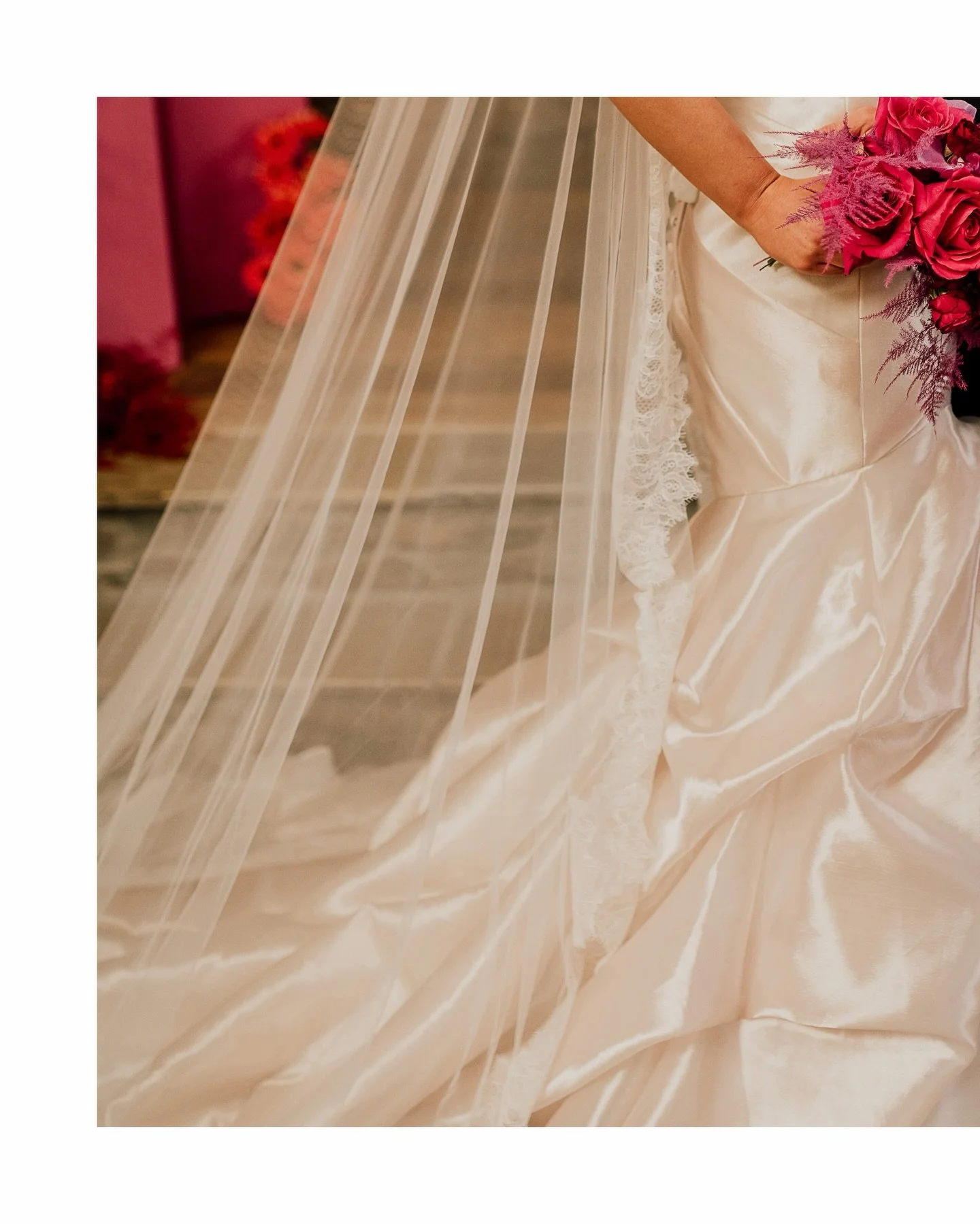 ✨ Introducing our show-stopping @missstellayork gown that redefines modern bridal elegance! This fit-and-flare masterpiece features a sleek strapless bodice, a captivating cat-eye neckline, and stunning ruching that beautifully accentuates the silhou