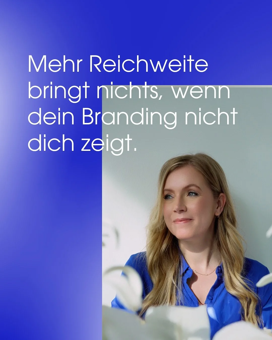 Mehr Reichweite bringt nichts, wenn dein Branding nicht dich zeigt. ✨
Eva, Fotografin, hat das selbst gespürt:
Ihre Arbeit war klar und wertvoll – doch ihr Außenauftritt zeigte nur einen Teil davon.
Gemeinsam haben wir ihr Branding