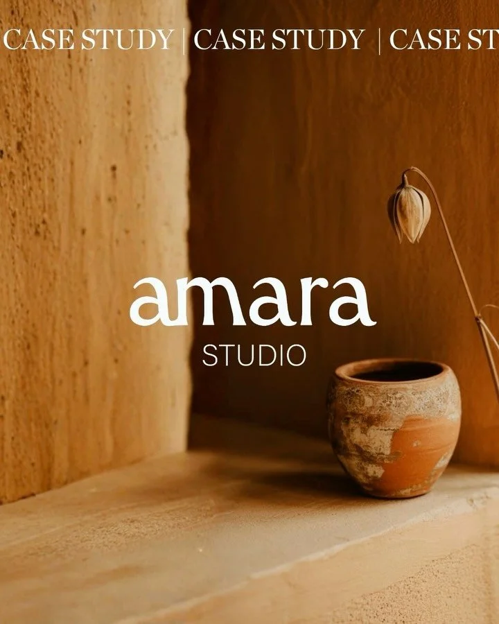 Schau dir die Buchstaben an. Das a lehnt sich ans m, weil es hier um Art und Meditation geht. Das r h&auml;ngt sich ans a. Keiner steht allein.

Das ist studio amara in einem Wort. Tamara hat den Hof im Workshop so beschrieben: 

Da kommt man zusamme