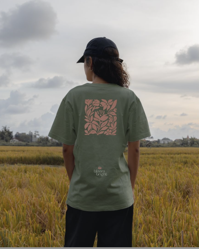 Bloom Bright Logo auf T-Shirt – Doula Praxis Branding