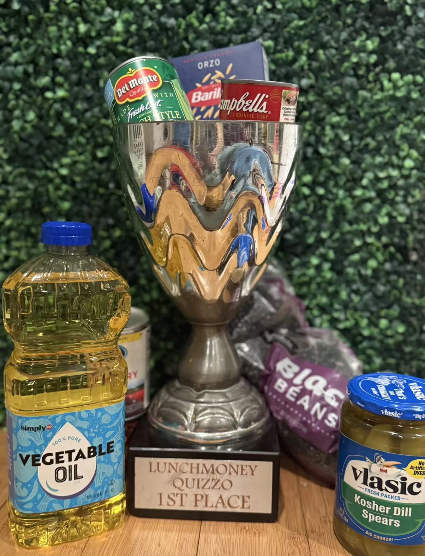 The season of giving doesn't end on December 26th.

Join LunchMoney Quizzo and our partners at @marshassouthstreet for great Quizzo with a greater cause.

Beginning tonight, our host @hoopninjadayna will be giving 3 bonus points to any team that brin