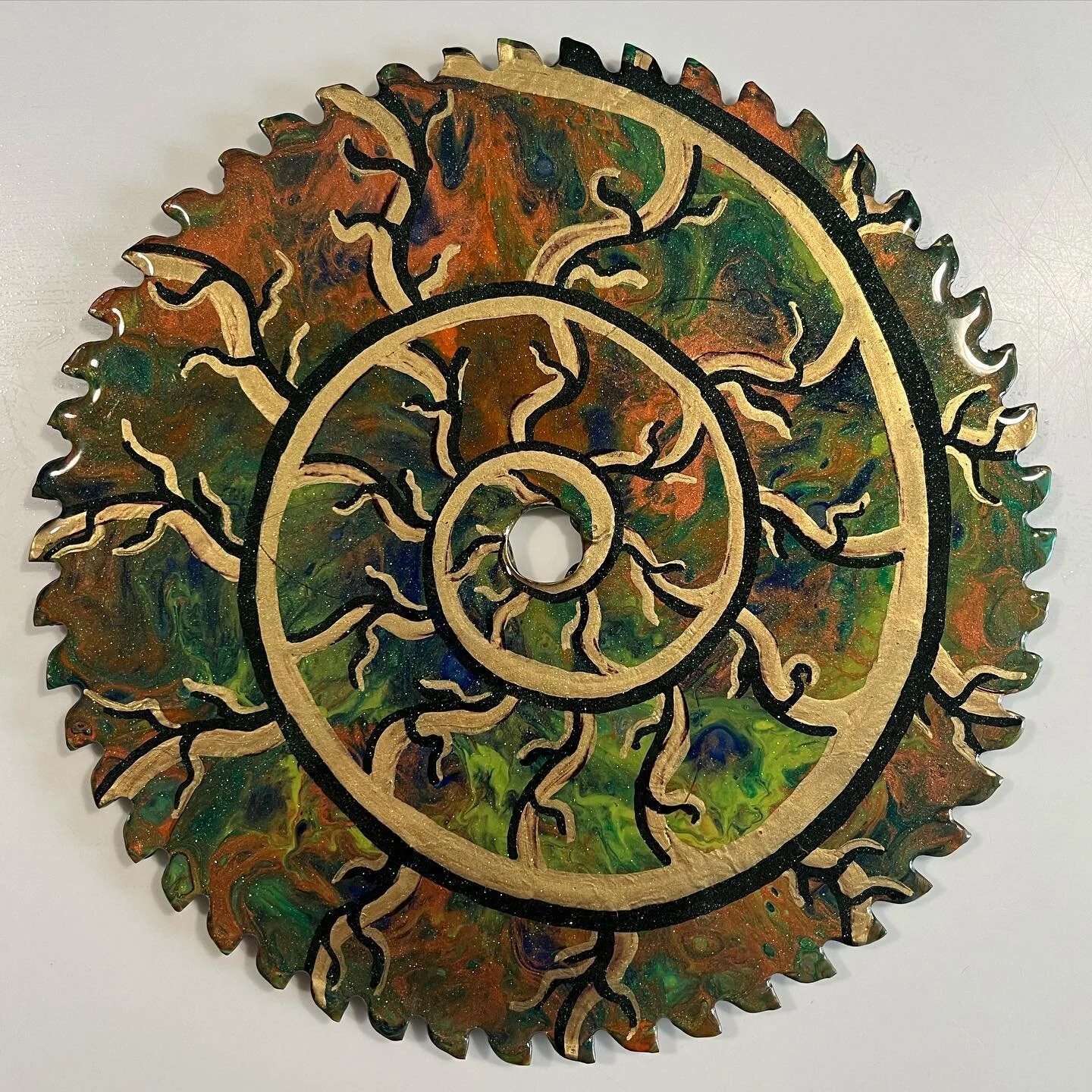 Helix 🦖🌀😵&zwj;💫
Acrylic on 8&rdquo; sawblade
.
.
.
.
.
.
.
.
.
#fossil #paintpour #acrylicpainting #spiral #goldleaf #yvrart #sawblade #helixfossil