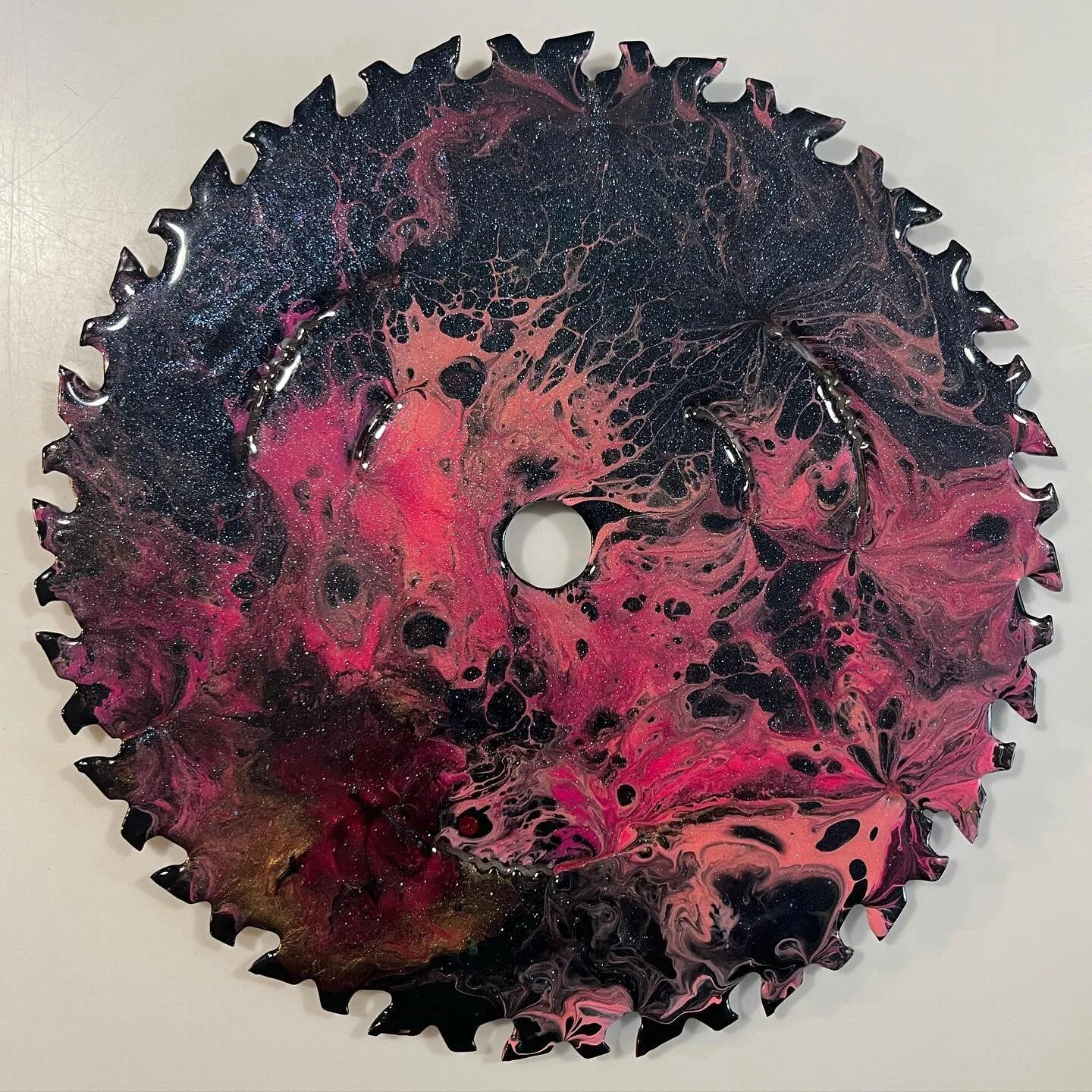 Dusty Avril 💖🤘🏻✨
Acrylic on 7&rdquo; sawblade with a glitter coating 🪩