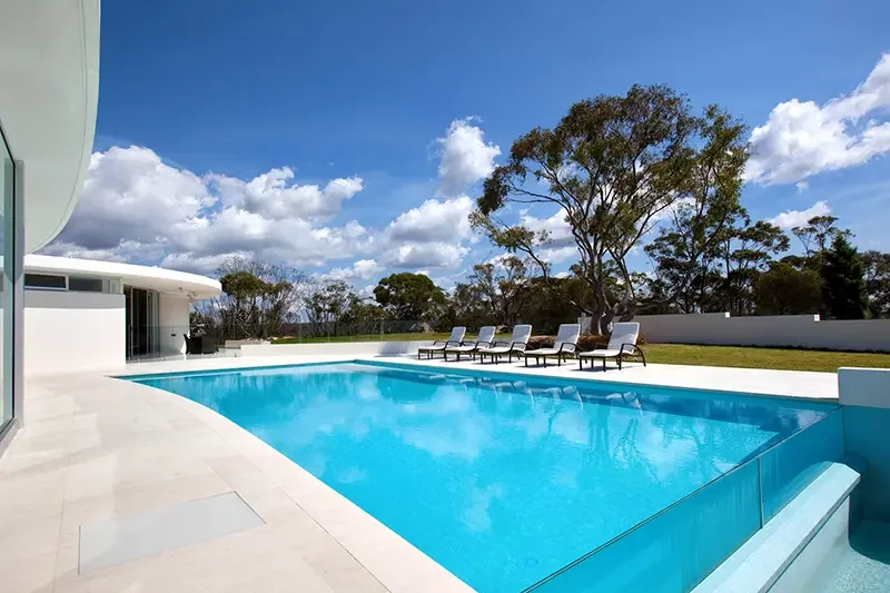 Elanora_White_G_800px.webp