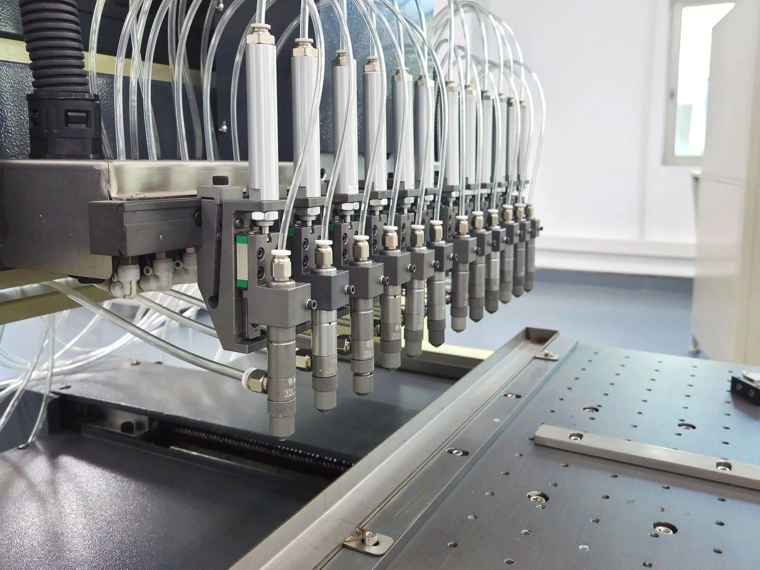 Automated assembly equipment with multiple robotic arms for mechanical manufacturing