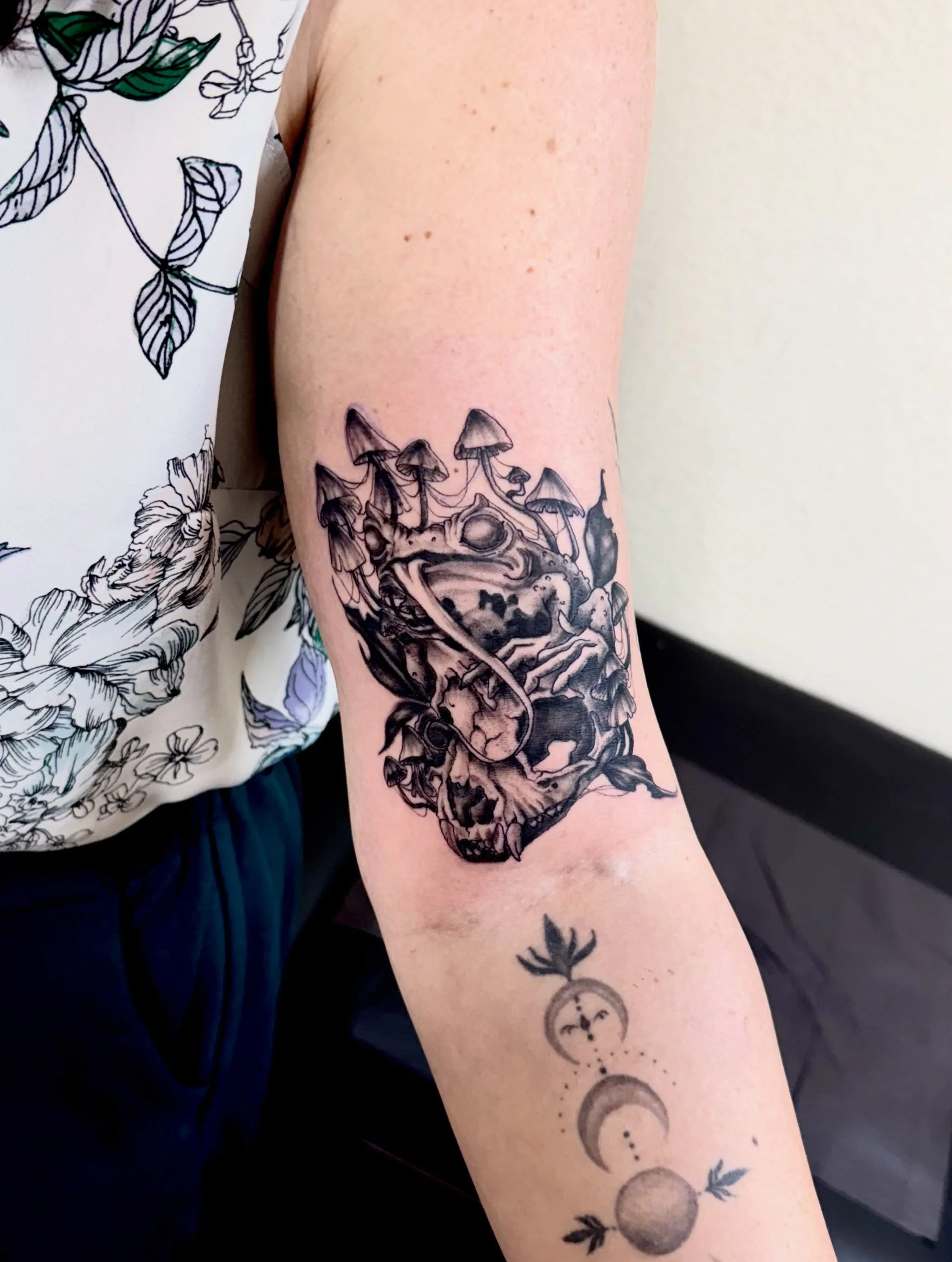 custom decaying frog ♡ 

thank you for trusting me!

ask for Nine when you come into the shop.

San Antonio, Texas booking for May.
Guam booking for July.

link in bio to book. 

cash preferred.
deposit required.

see you soon ♡

#satx
#tattoos
#tatt